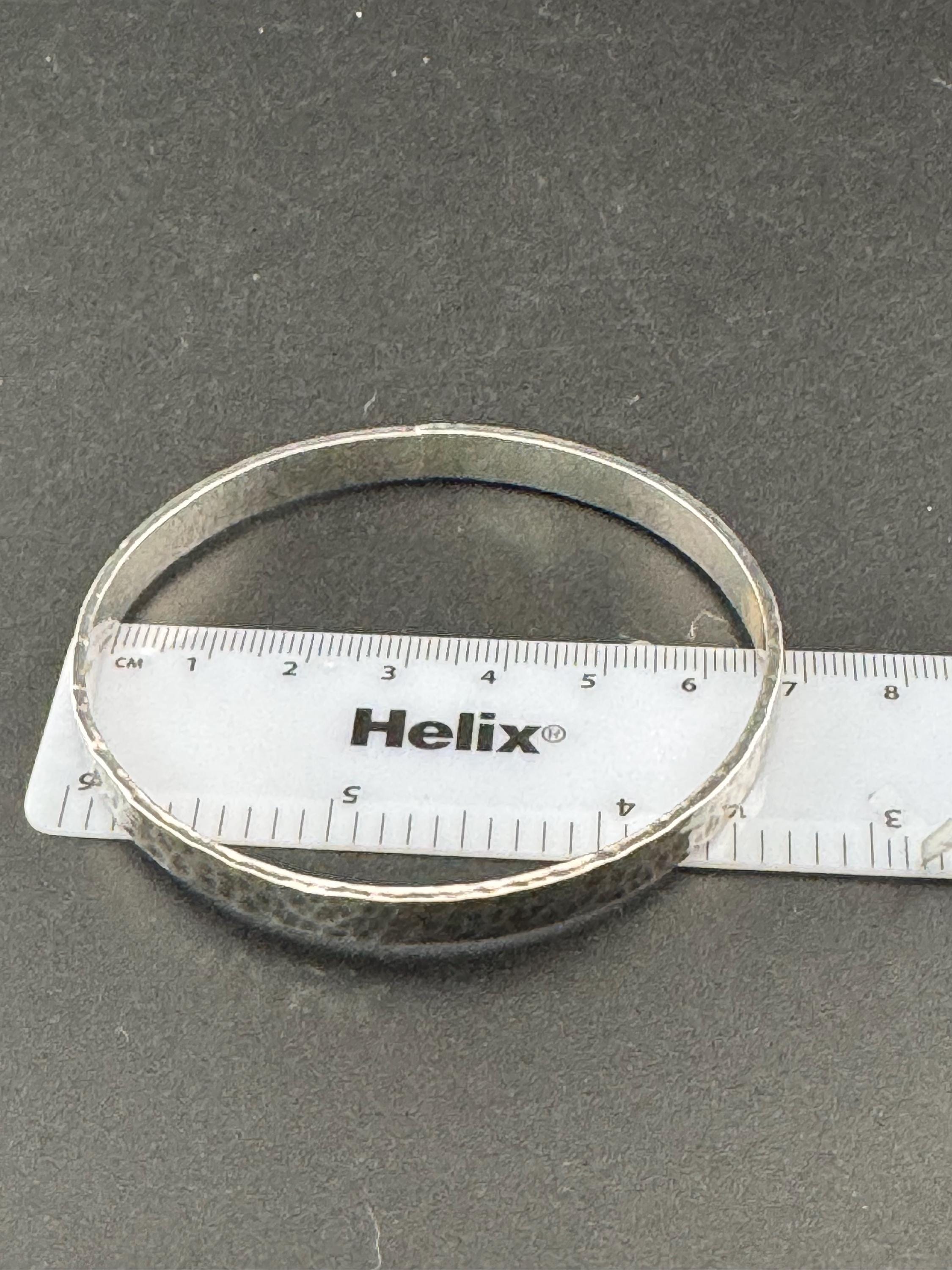 Vintage plain white metal slim thin modernist brutalist planished bangle 22.1 grams 6.5cm inner diameter, handmade acid tested silver