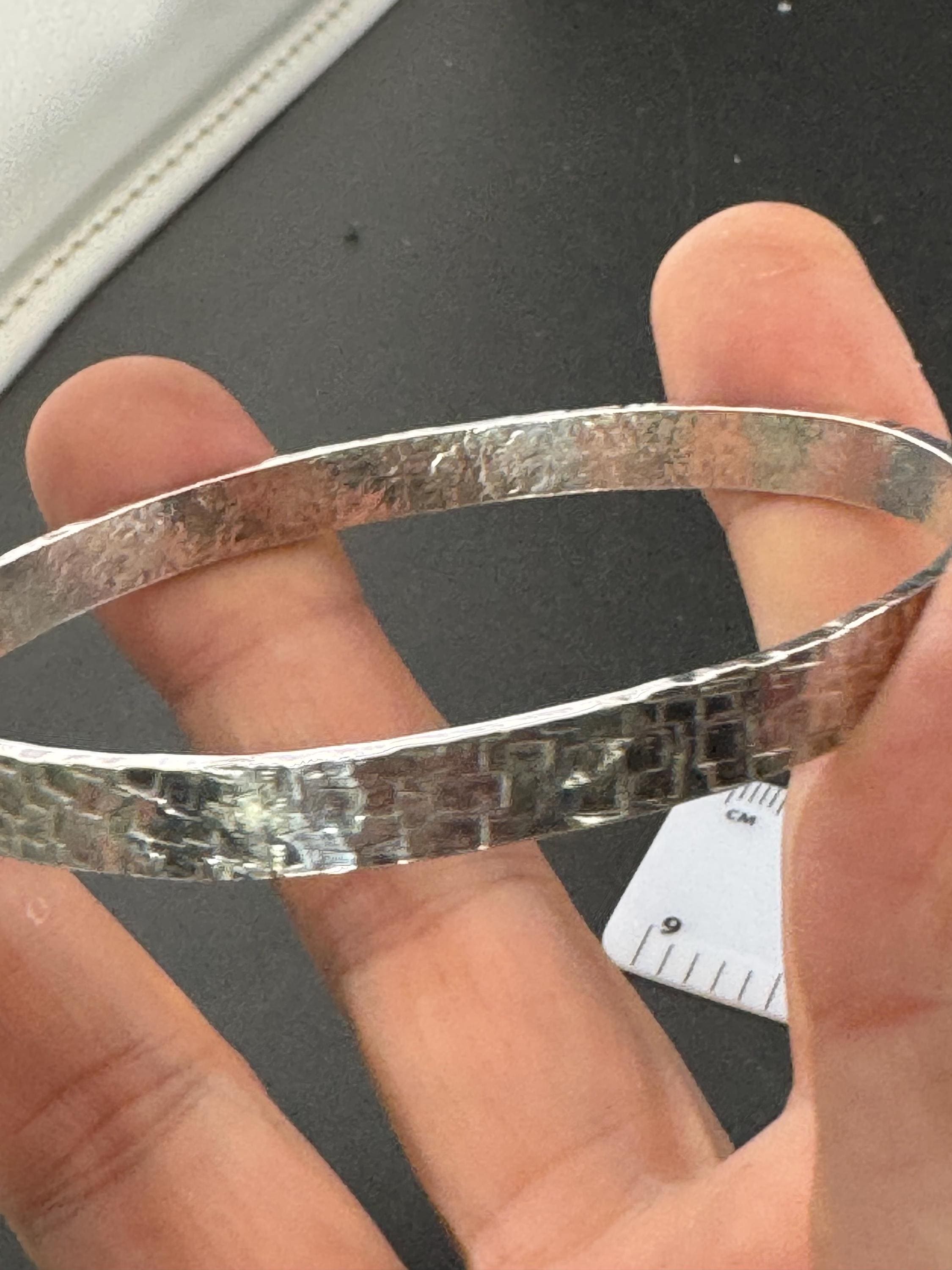 Vintage plain white metal slim thin modernist brutalist planished bangle 22.5 grams 6.7cm inner diameter, handmade acid tested silver