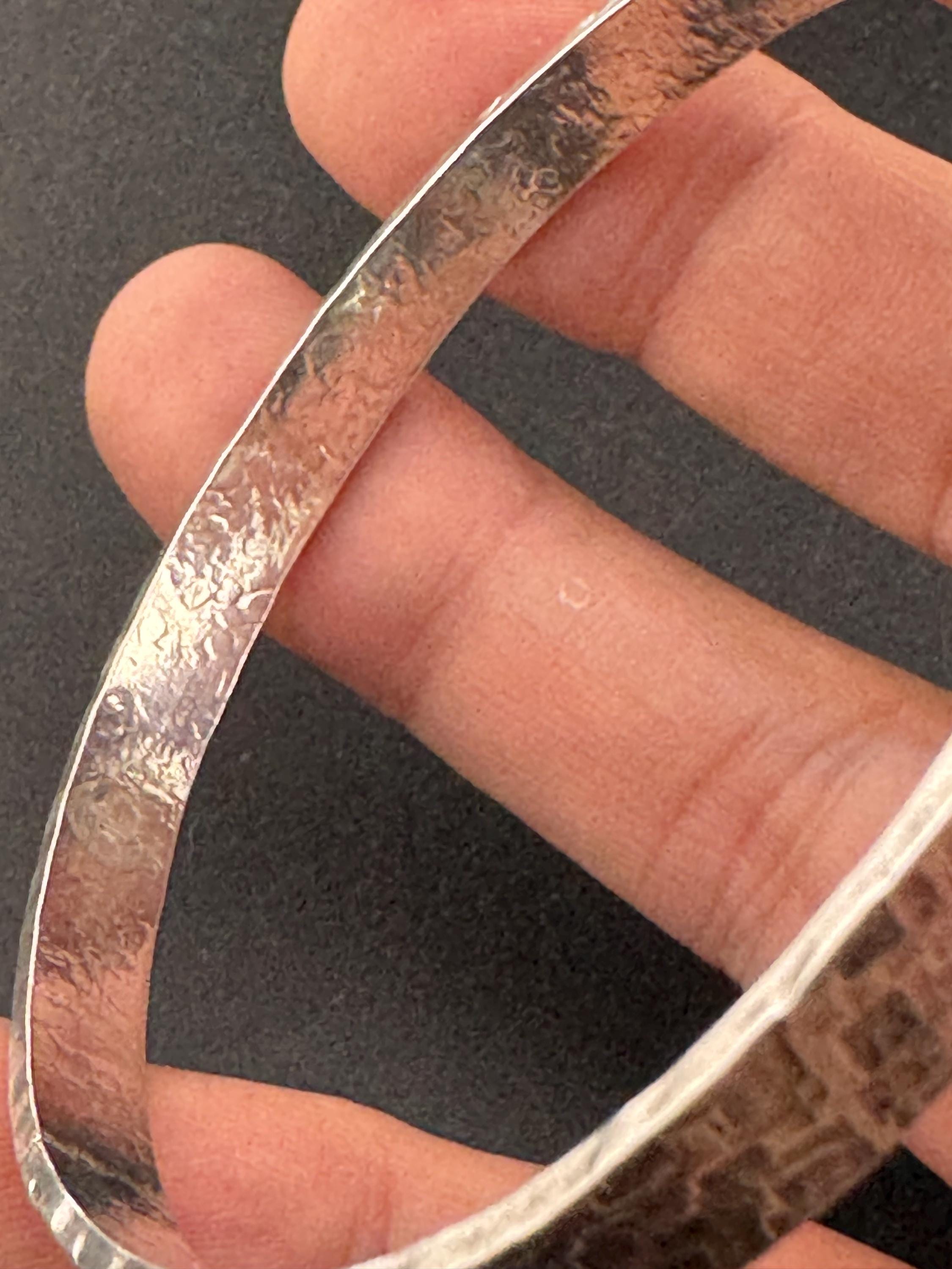 Vintage plain white metal slim thin modernist brutalist planished bangle 22.5 grams 6.7cm inner diameter, handmade acid tested silver