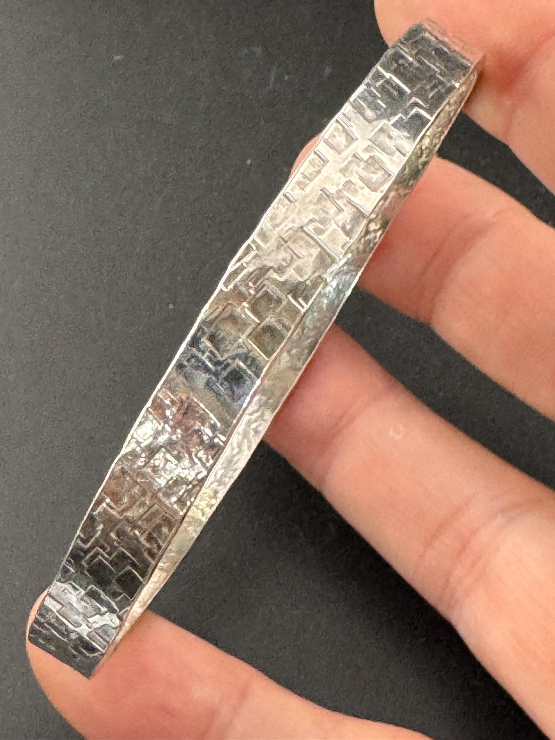 Vintage plain white metal slim thin modernist brutalist planished bangle 22.5 grams 6.7cm inner diameter, handmade acid tested silver