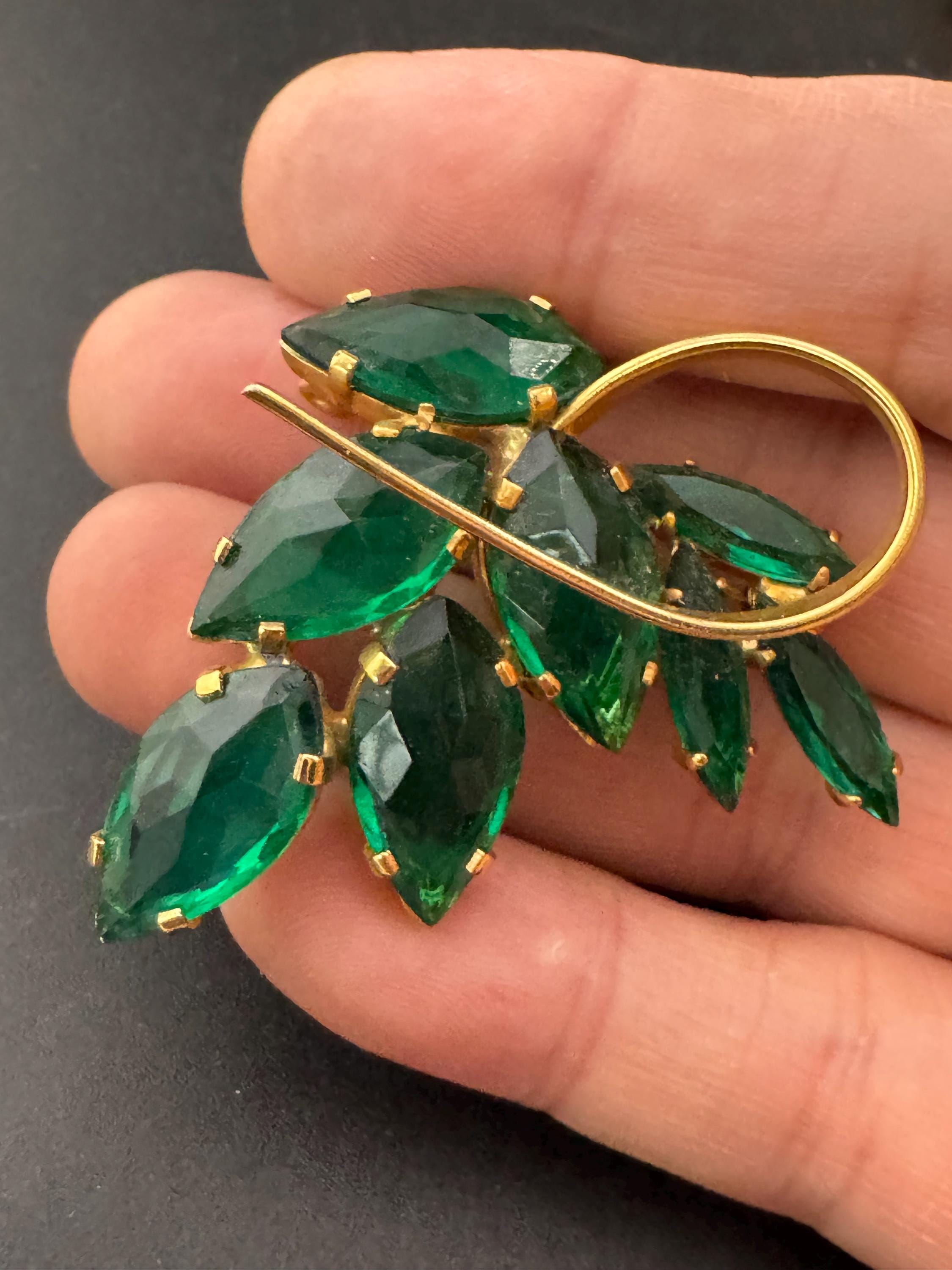 Vintage MCM gold tone emerald green rhinestone glass floral brooch 1950s