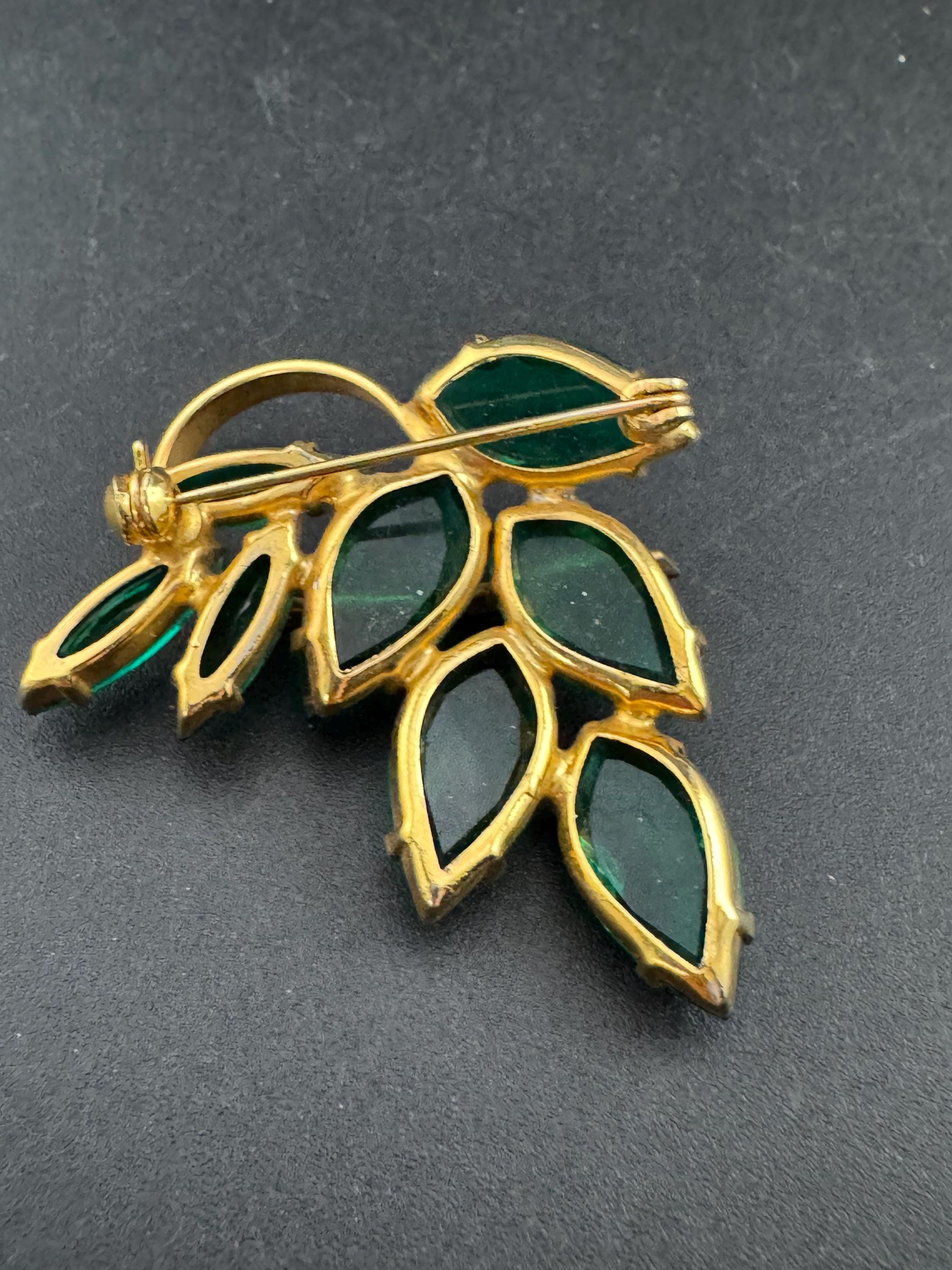 Vintage MCM gold tone emerald green rhinestone glass floral brooch 1950s