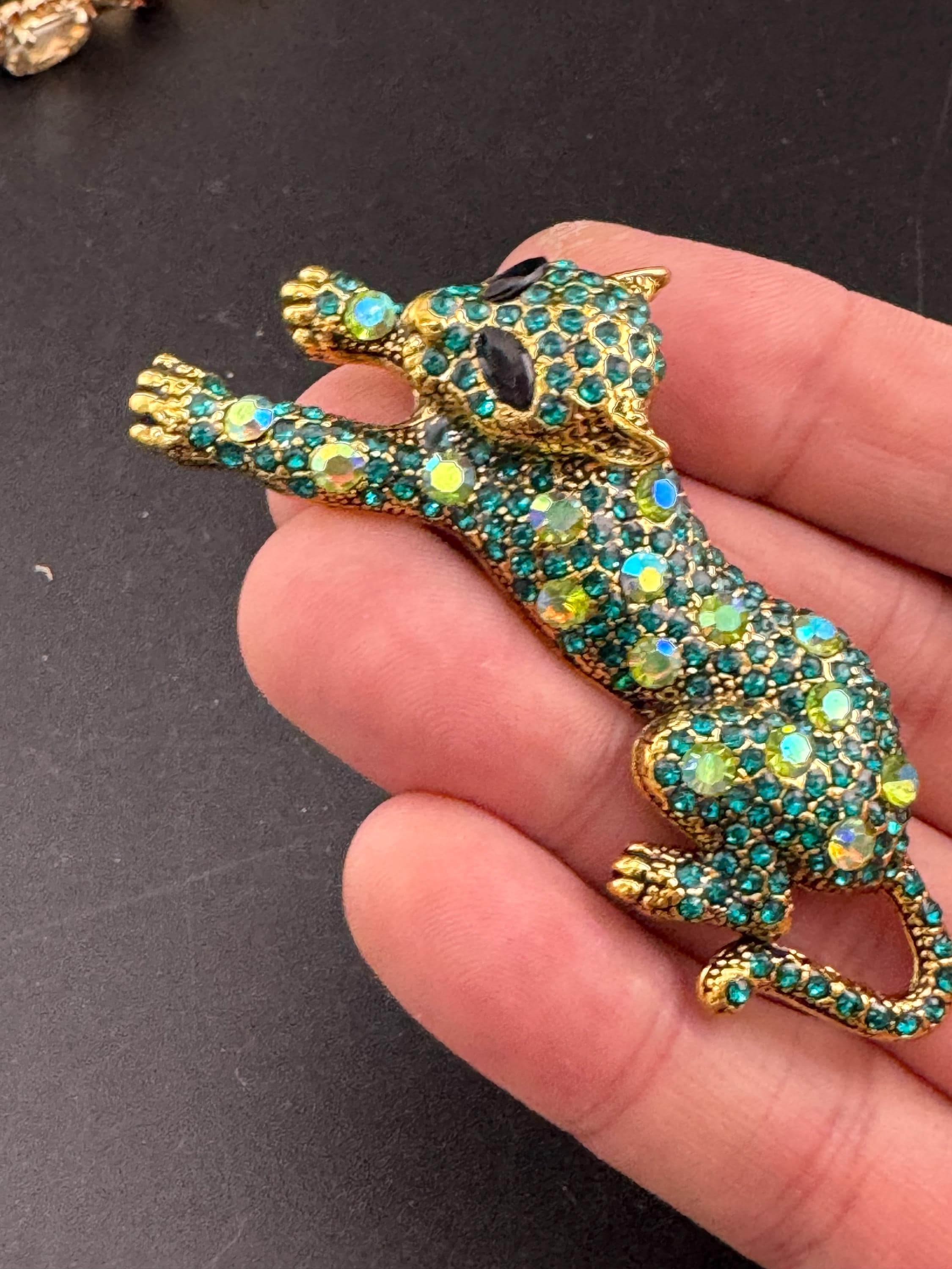 Retro emerald green AB rhinestone Diamanté Big Cat leopard brooch, gold tone