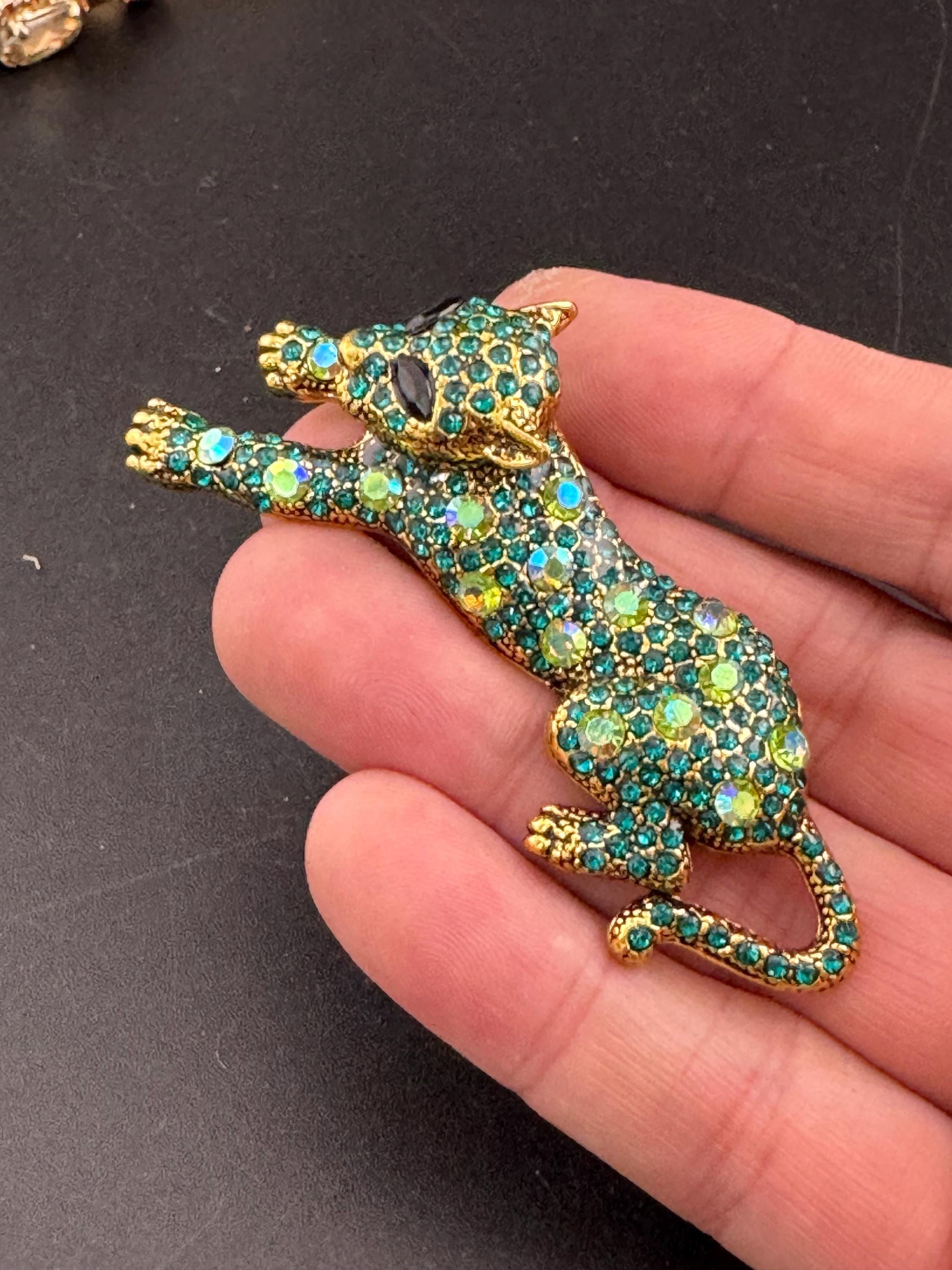 Retro emerald green AB rhinestone Diamanté Big Cat leopard brooch, gold tone