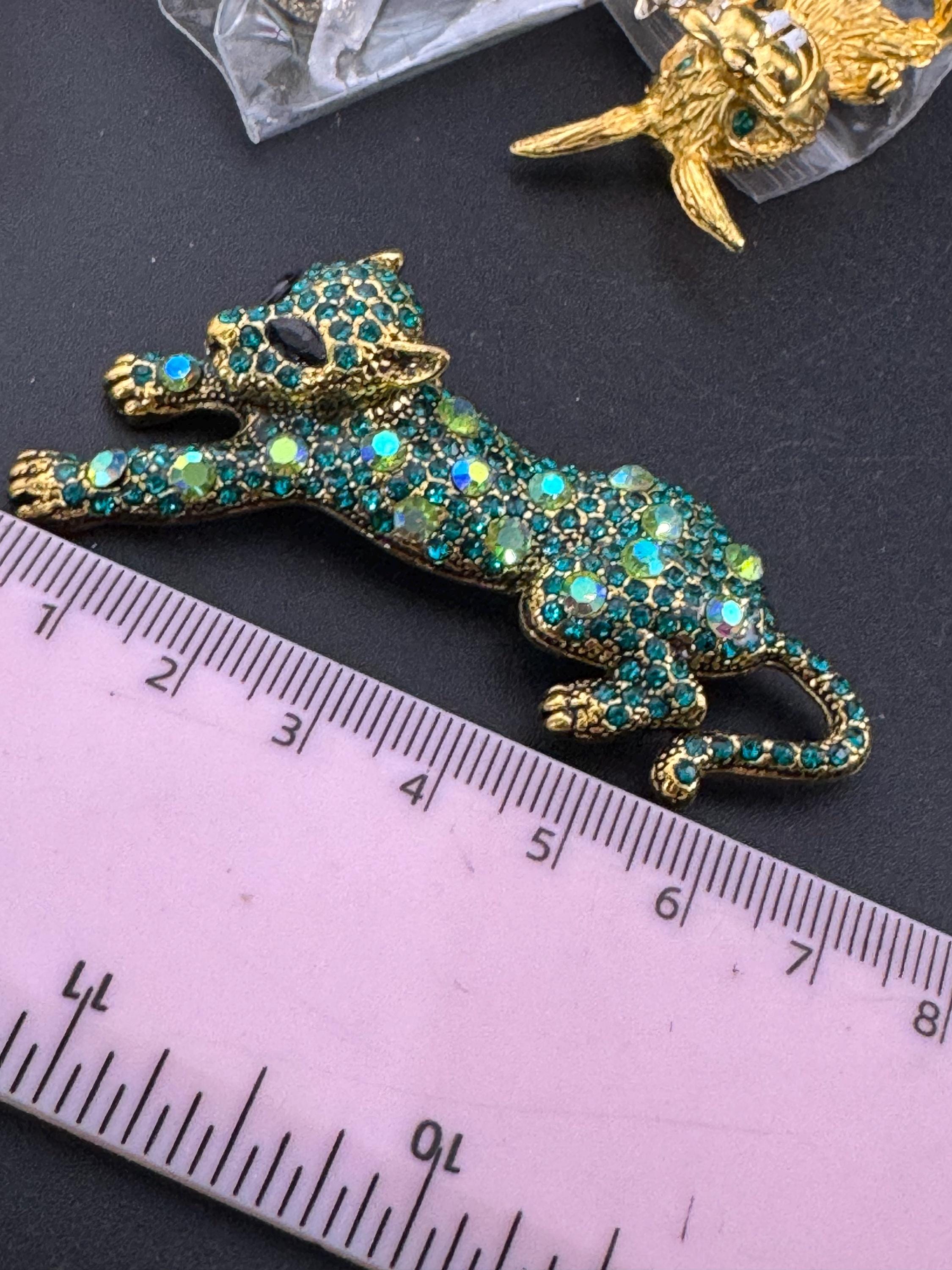 Retro emerald green AB rhinestone Diamanté Big Cat leopard brooch, gold tone