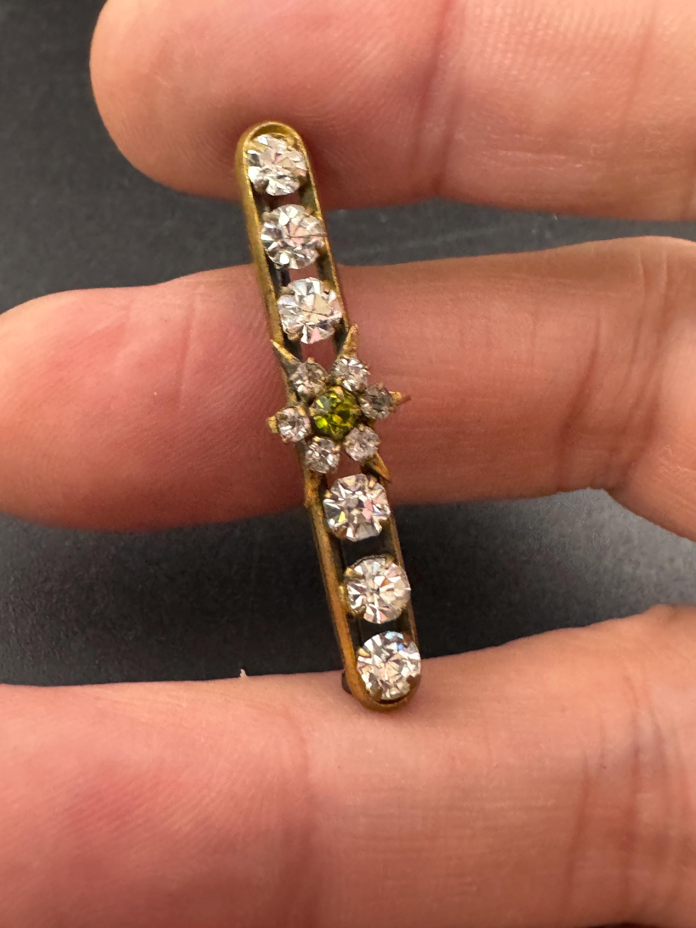 Vintage clear Rhinestone Bar Brooch: Gold Tone Victorian (4cm)