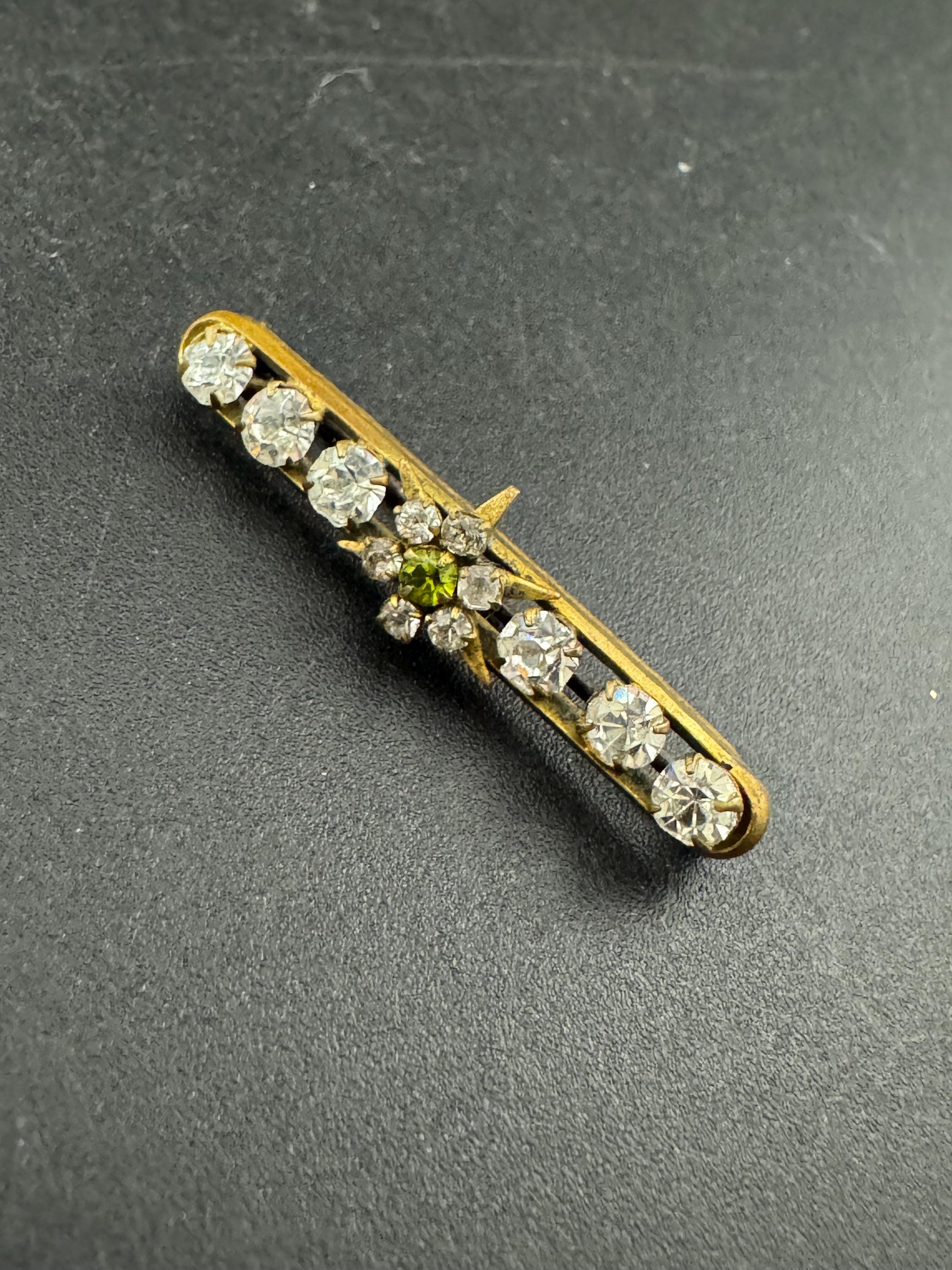 Vintage clear Rhinestone Bar Brooch: Gold Tone Victorian (4cm)