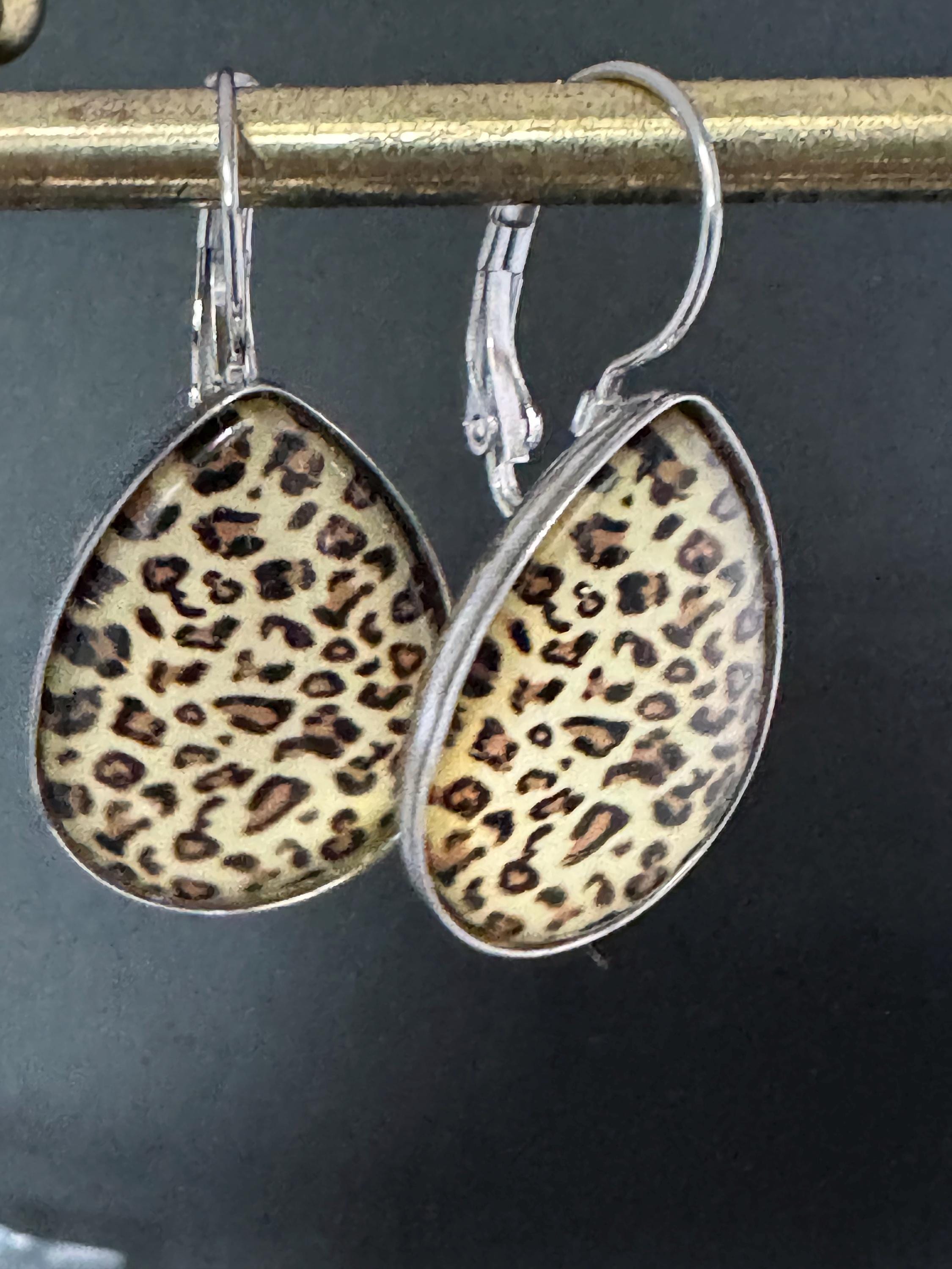 Handmade 4cm leopard print pierced teardrop earrings, silver plated with glass cabochons