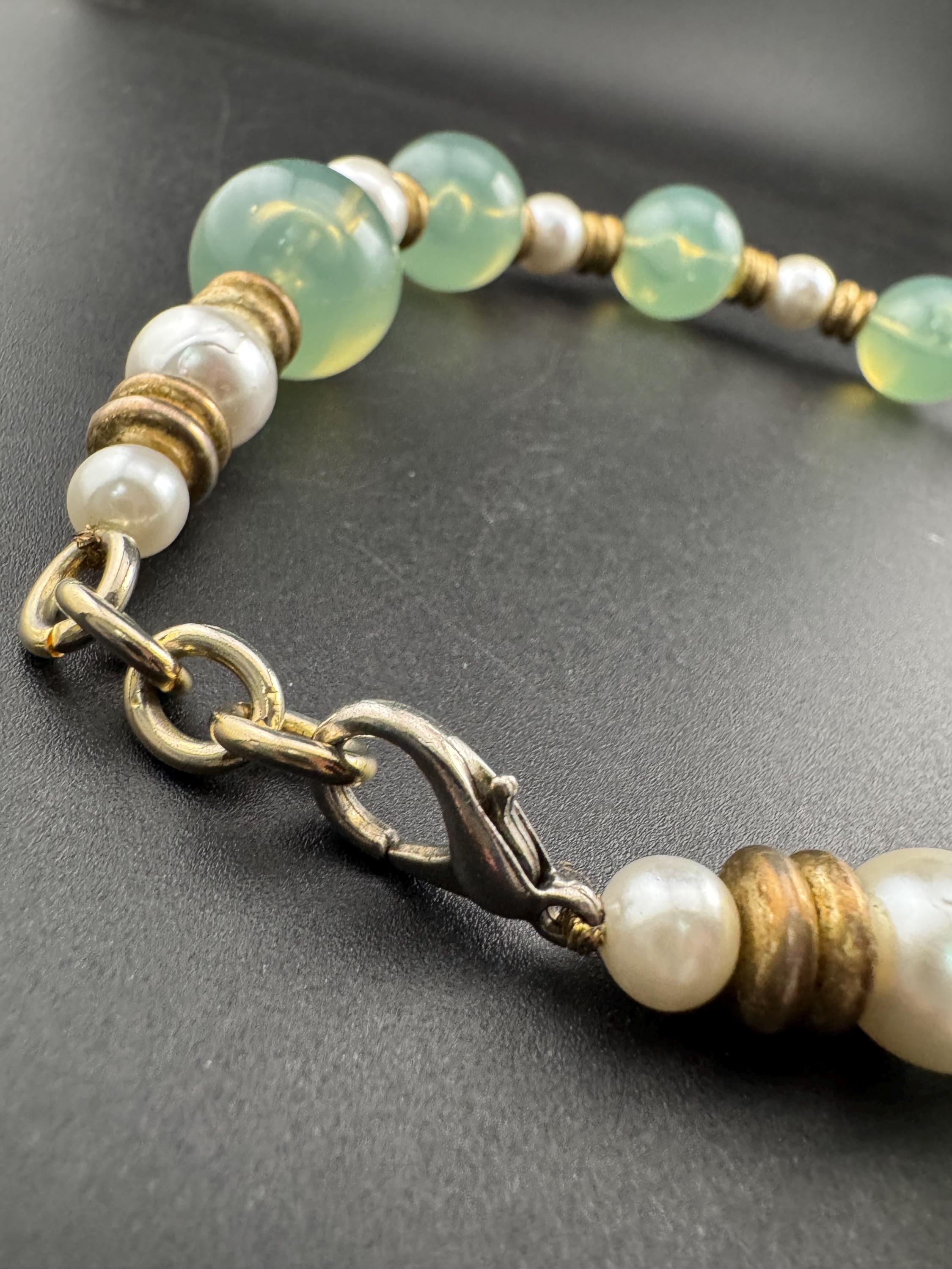Vintage chunky 45 short 1.5cm green plastic beaded white faux pearl necklace with gold metal spacer beads