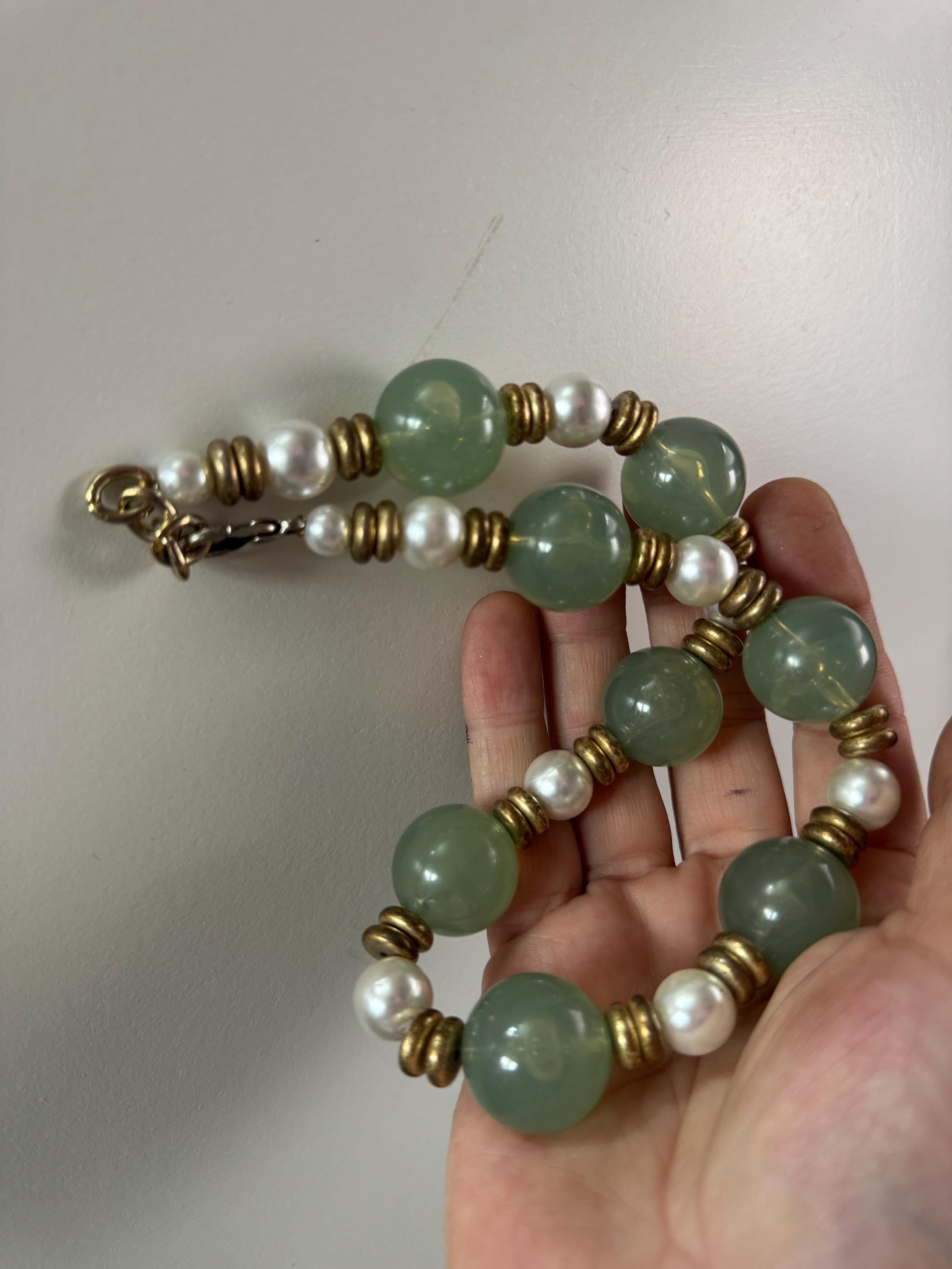 Vintage chunky 45 short 1.5cm green plastic beaded white faux pearl necklace with gold metal spacer beads