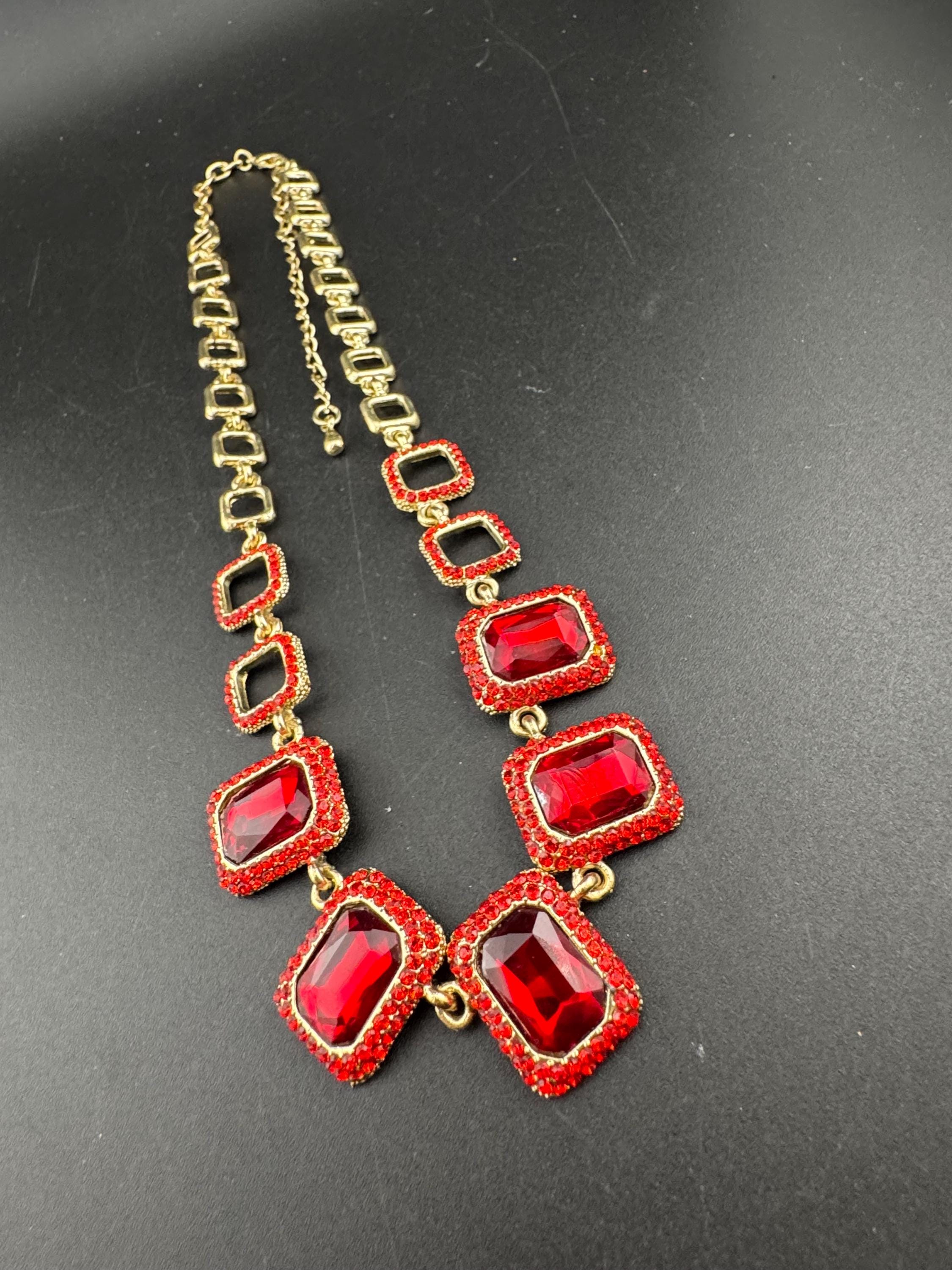 Retro gold tone Ruby red diamanté rhinestone choker necklace