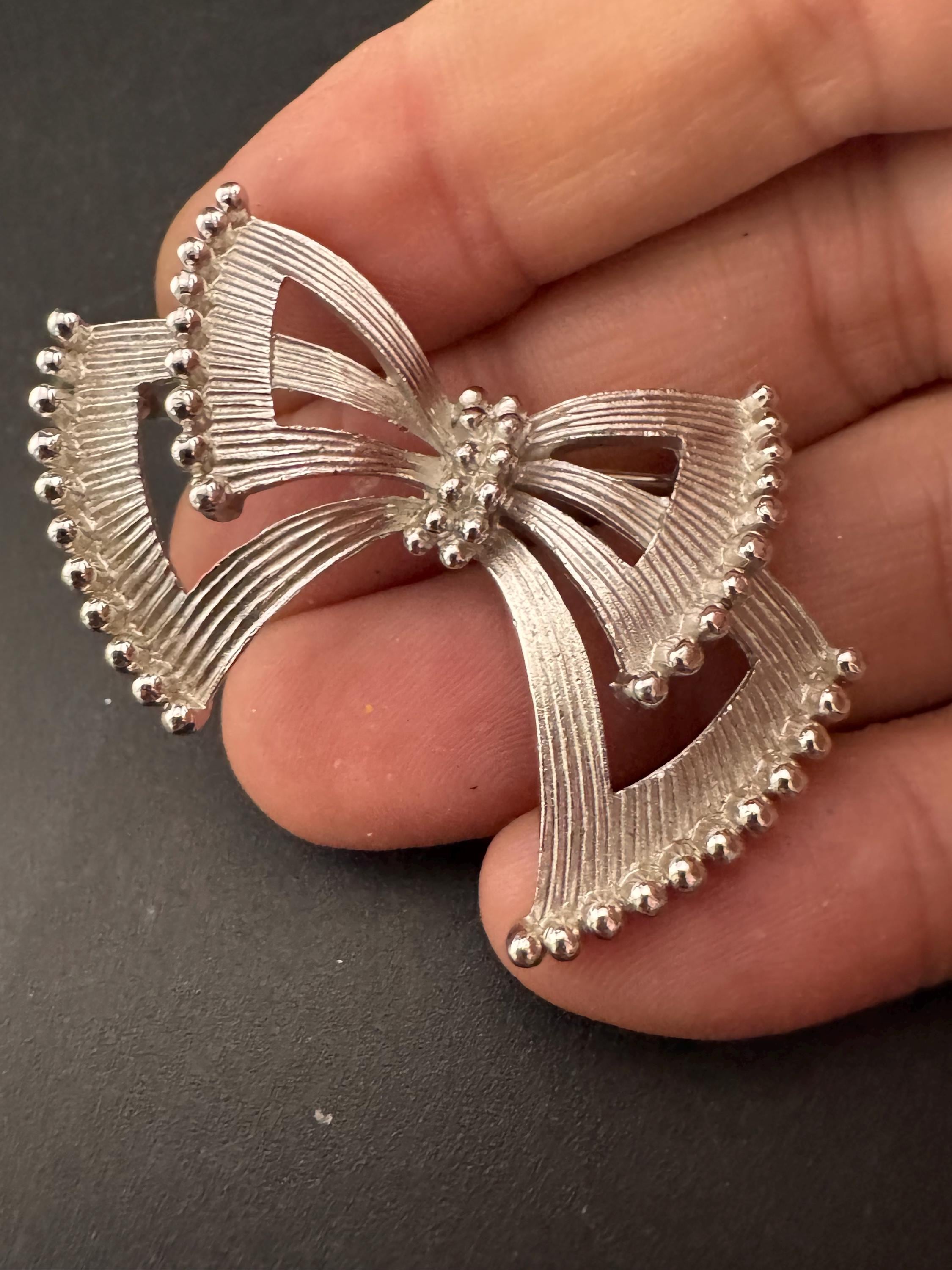 Vintage signed TRIFARI bow brooch, 4.5cm silver plated