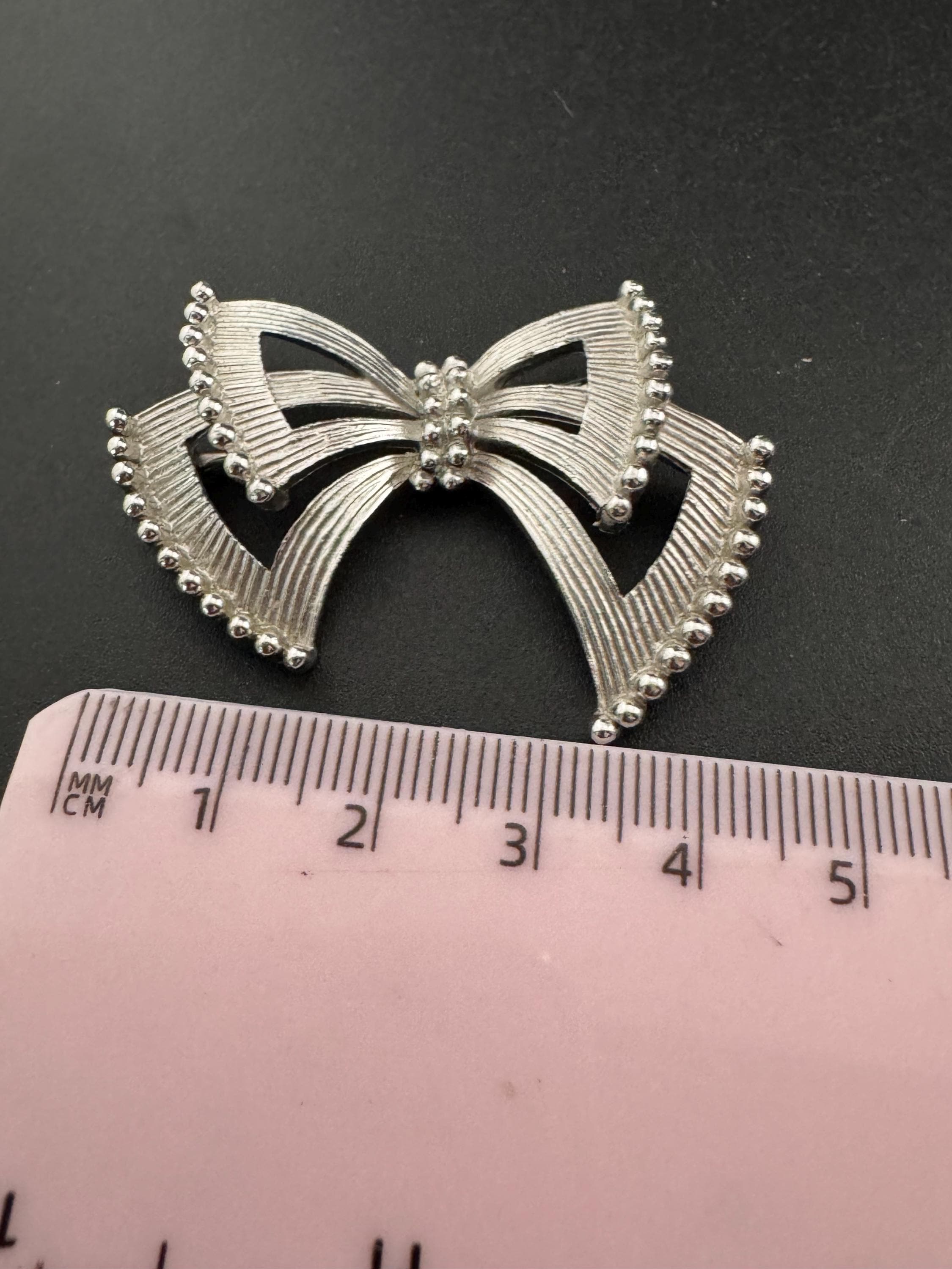 Vintage signed TRIFARI bow brooch, 4.5cm silver plated