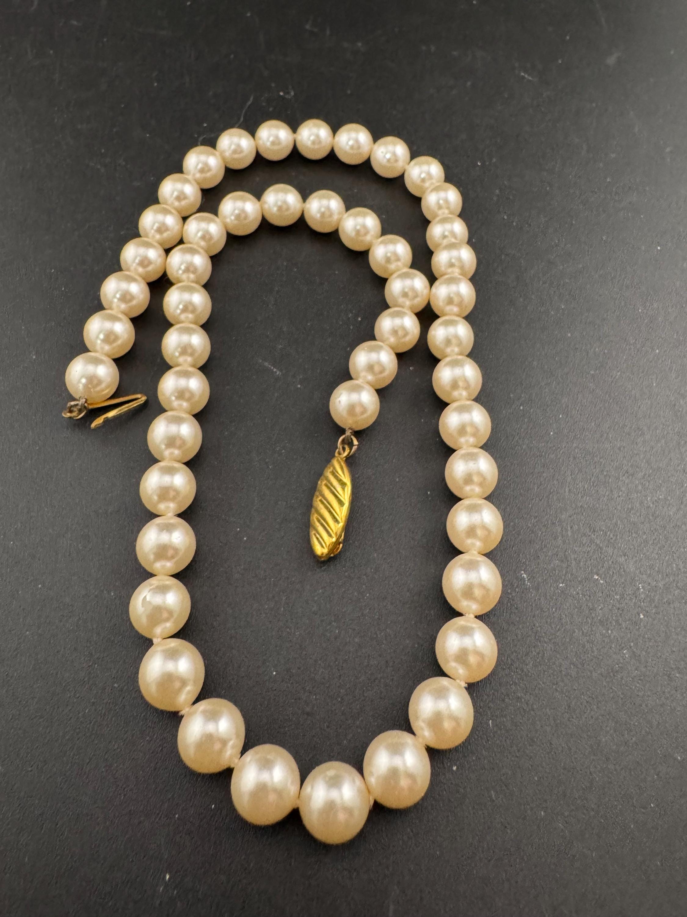 Vintage Classic cream glass pearl collar necklace, individually knotted beads 45cm gold tone lovely condition