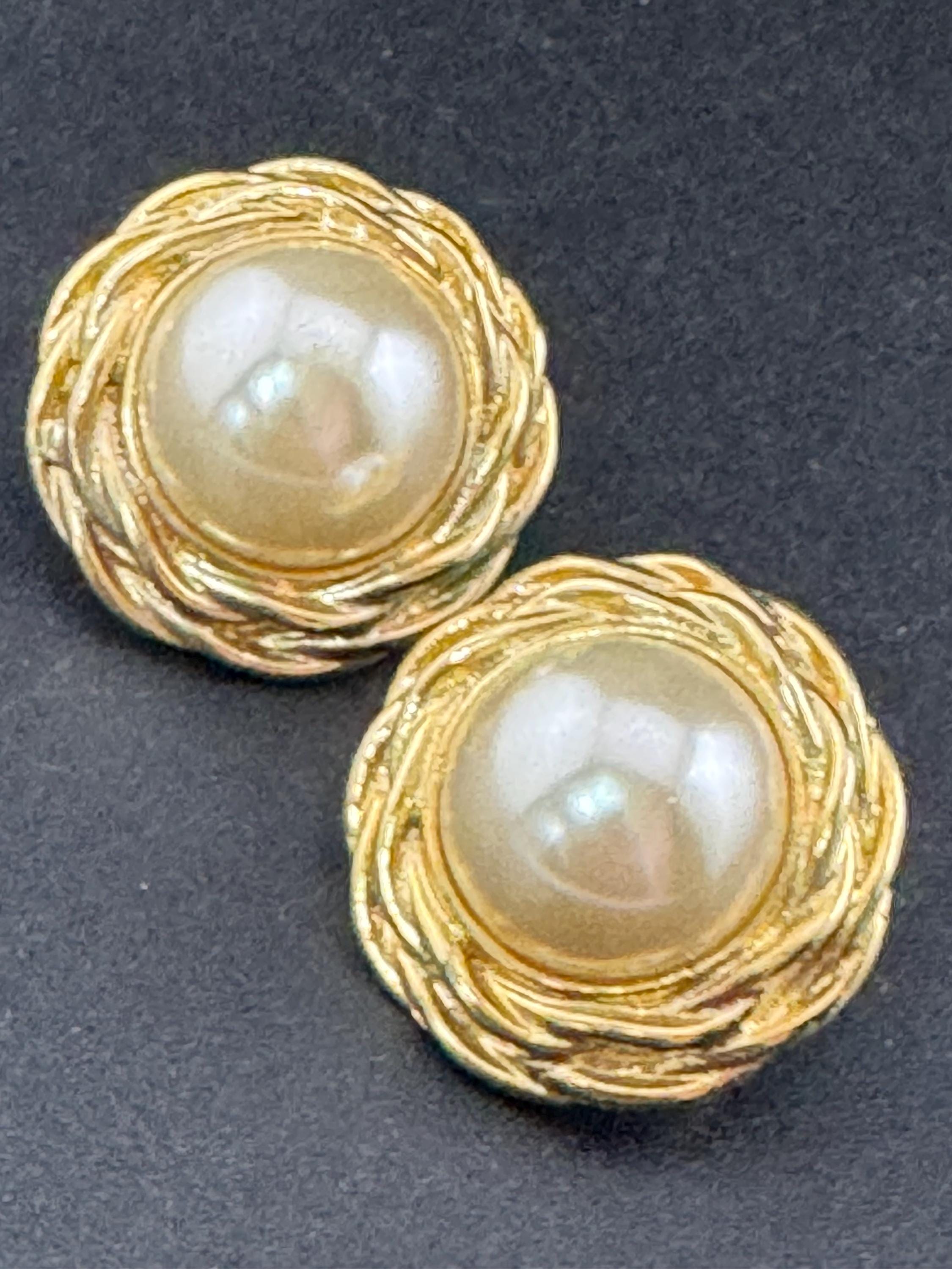 Vintage gold tone rope twist surround with modernist white faux pearl cabochon 2.5cm stud earrings for pierced ears