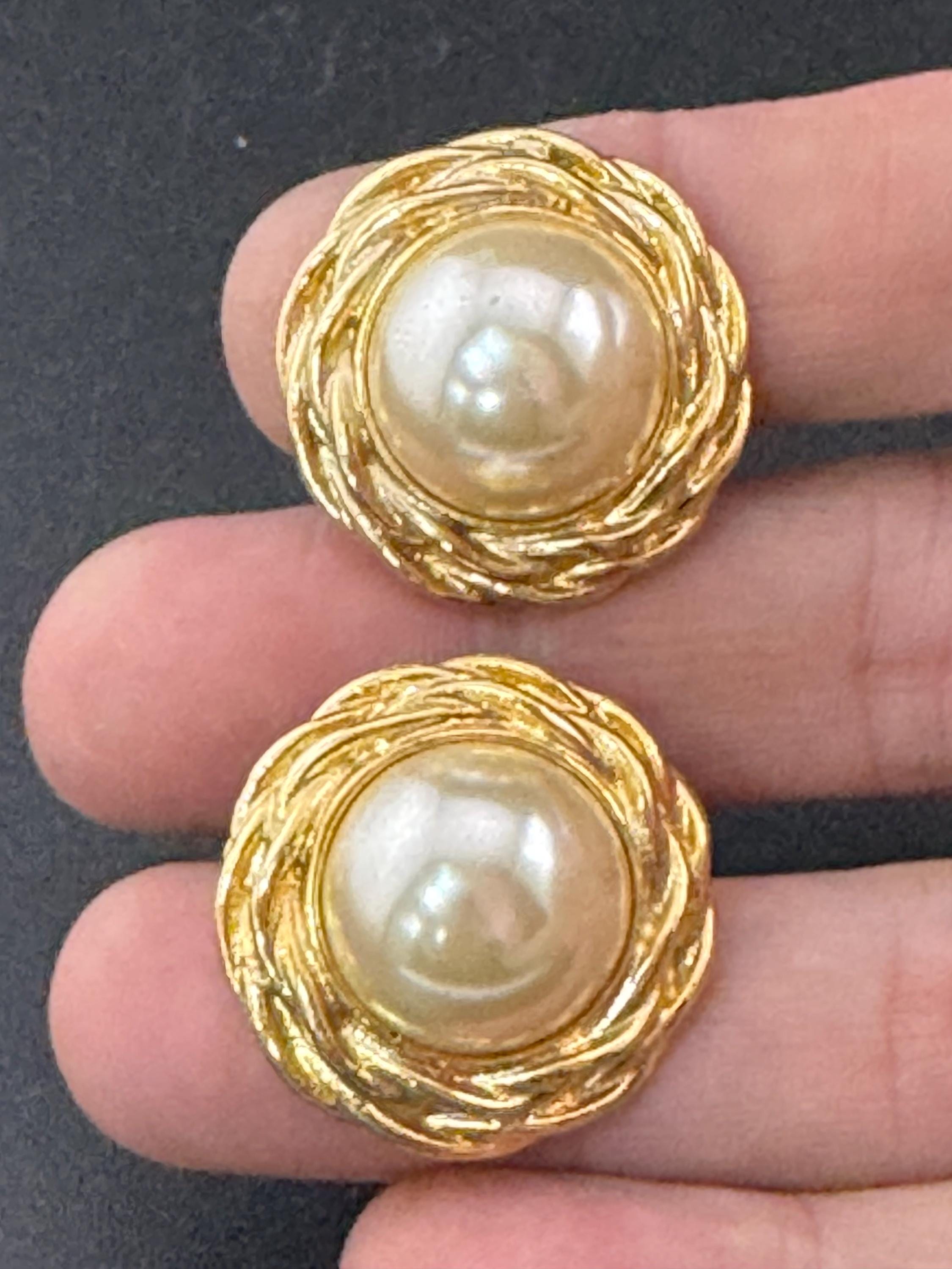 Vintage gold tone rope twist surround with modernist white faux pearl cabochon 2.5cm stud earrings for pierced ears