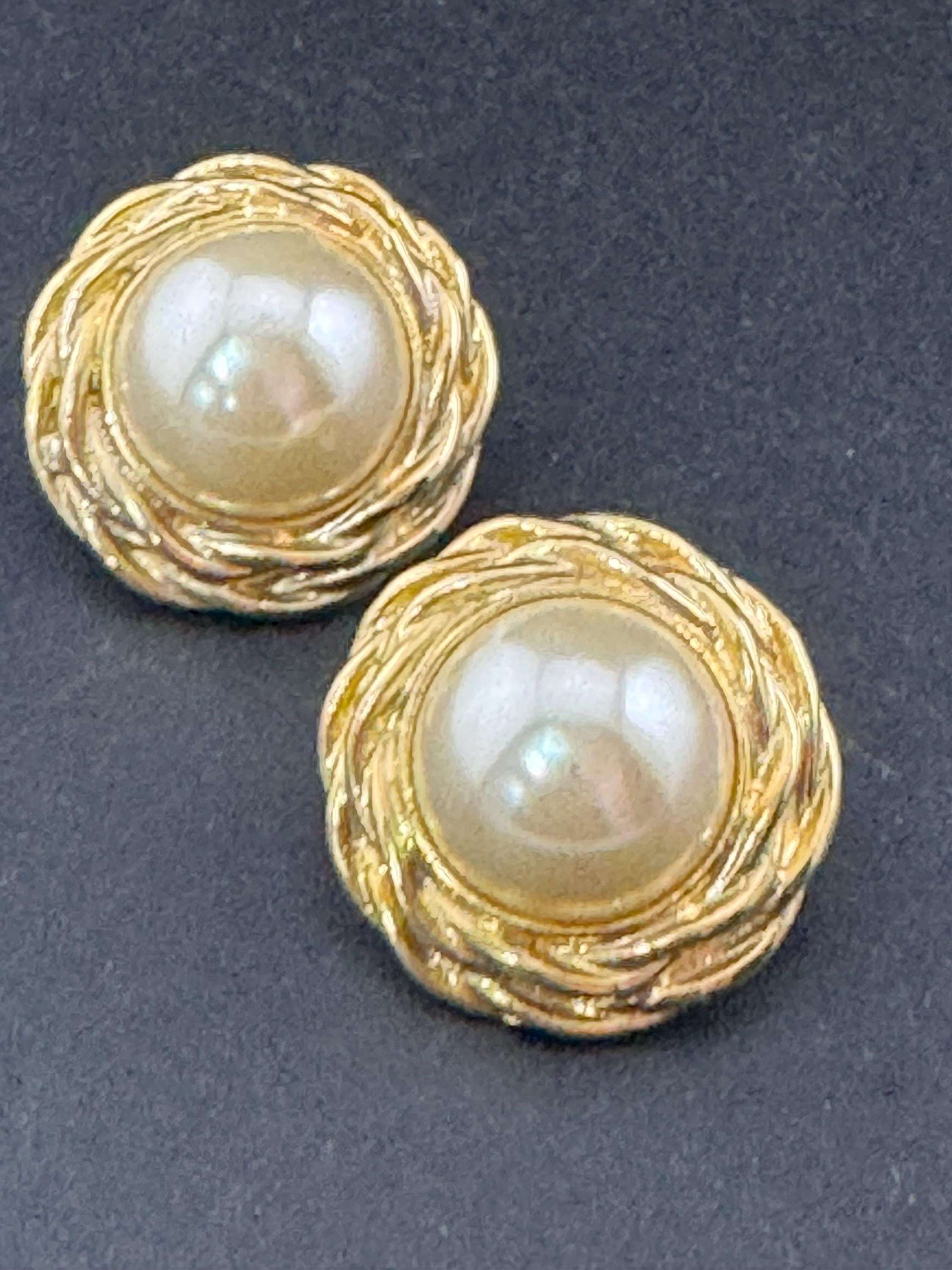 Vintage gold tone rope twist surround with modernist white faux pearl cabochon 2.5cm stud earrings for pierced ears