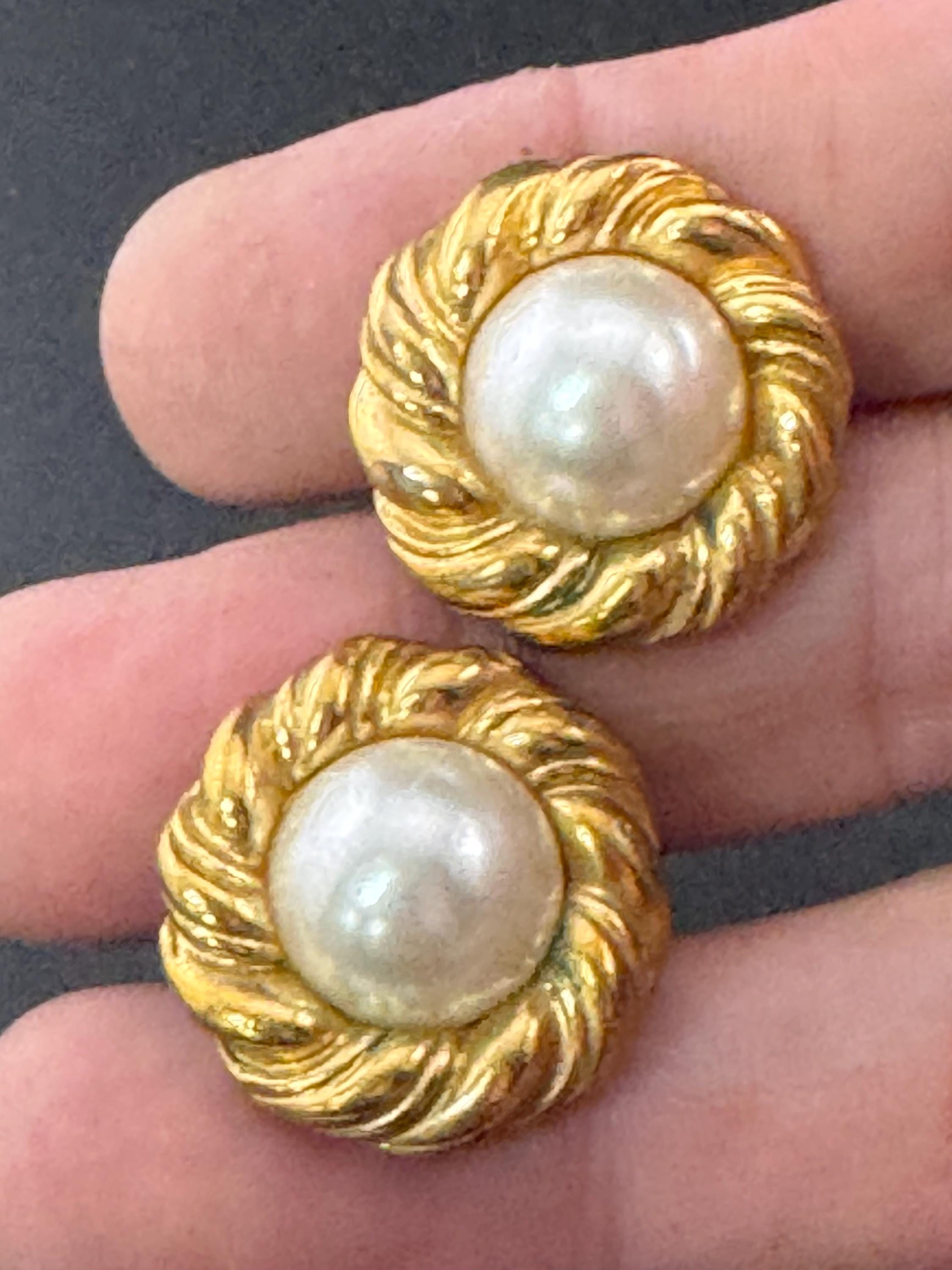 Vintage gold tone rope twist surround with modernist white faux pearl cabochon 2.5cm stud earrings for pierced ears