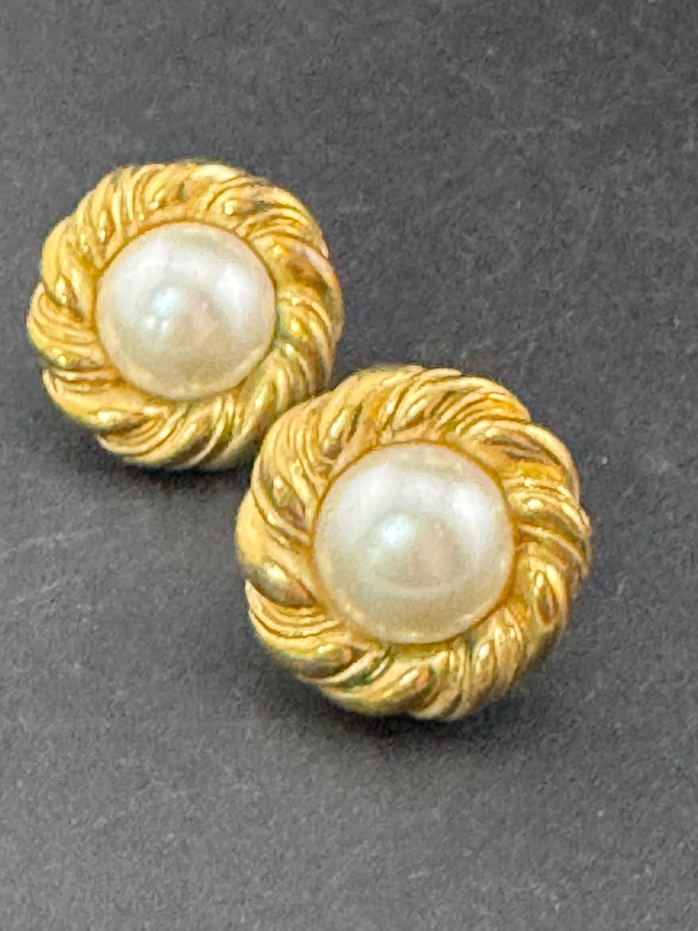 Vintage gold tone rope twist surround with modernist white faux pearl cabochon 2.5cm stud earrings for pierced ears