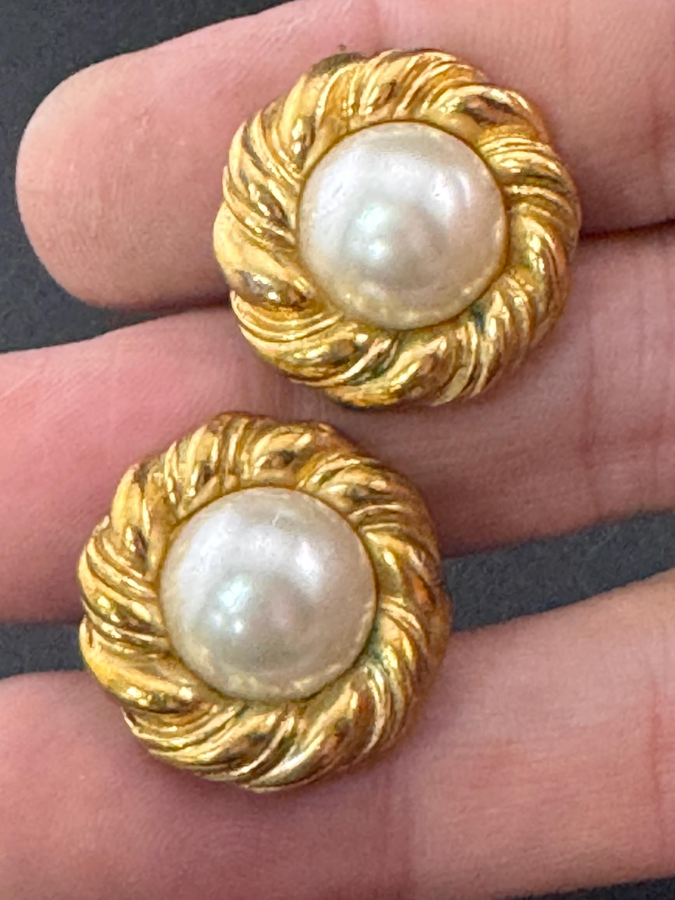 Vintage gold tone rope twist surround with modernist white faux pearl cabochon 2.5cm stud earrings for pierced ears