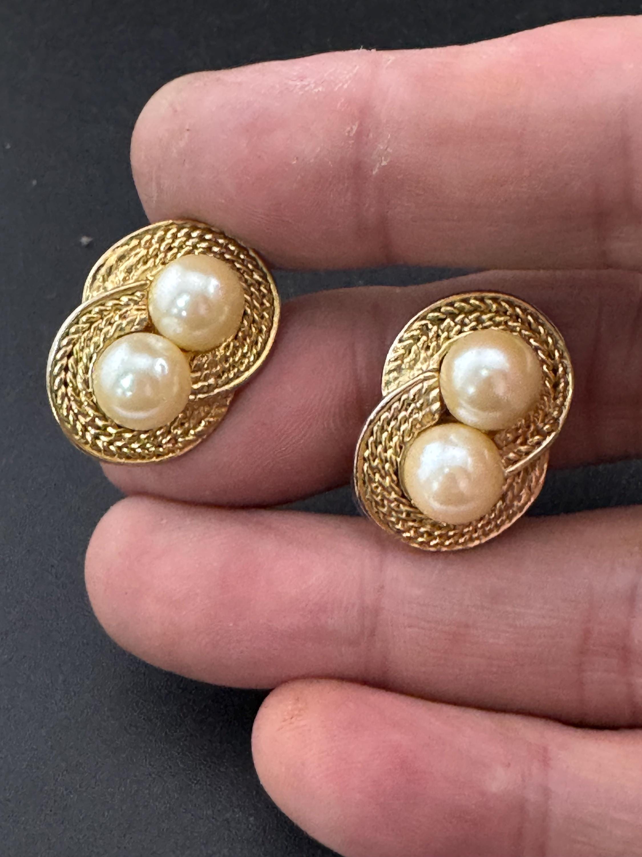 Vintage classic rope edge gold tone surround with double white faux pearl cabochons 2cm stud earrings for pierced ears