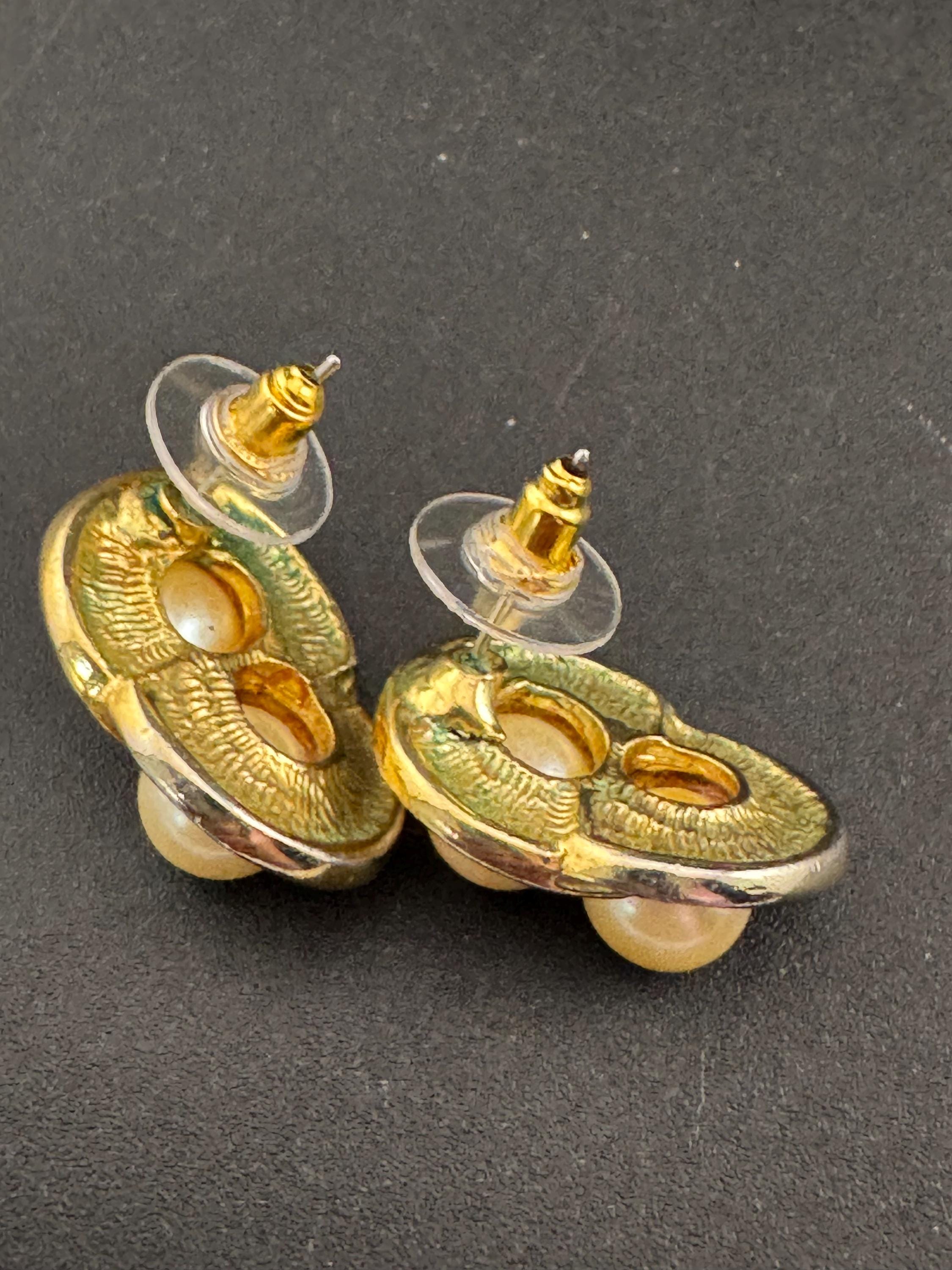 Vintage classic rope edge gold tone surround with double white faux pearl cabochons 2cm stud earrings for pierced ears
