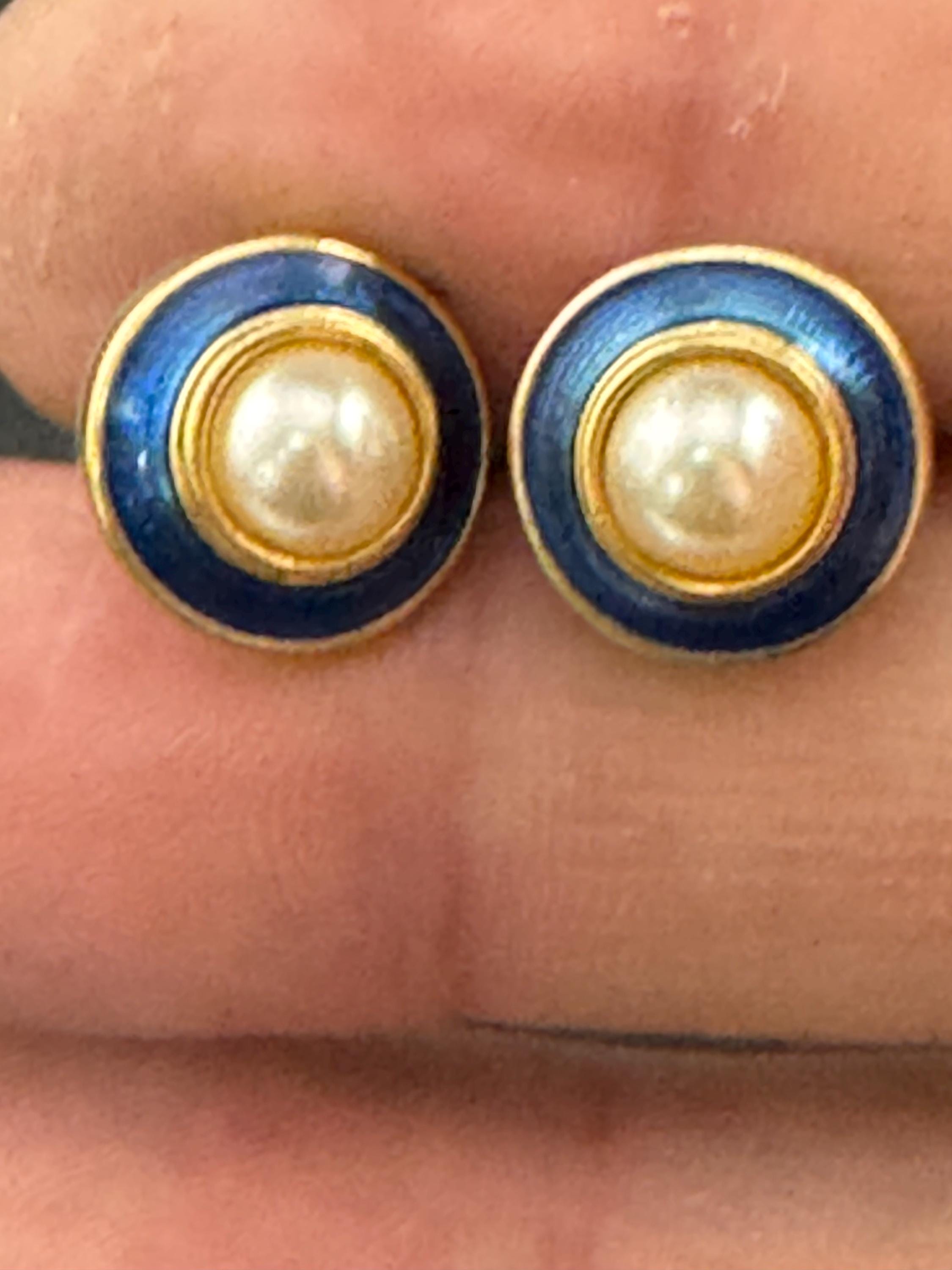Vintage dainty small 1cm 1980s gold tone Blue enamel & faux Pearl round pair of stud earrings for pierced ears