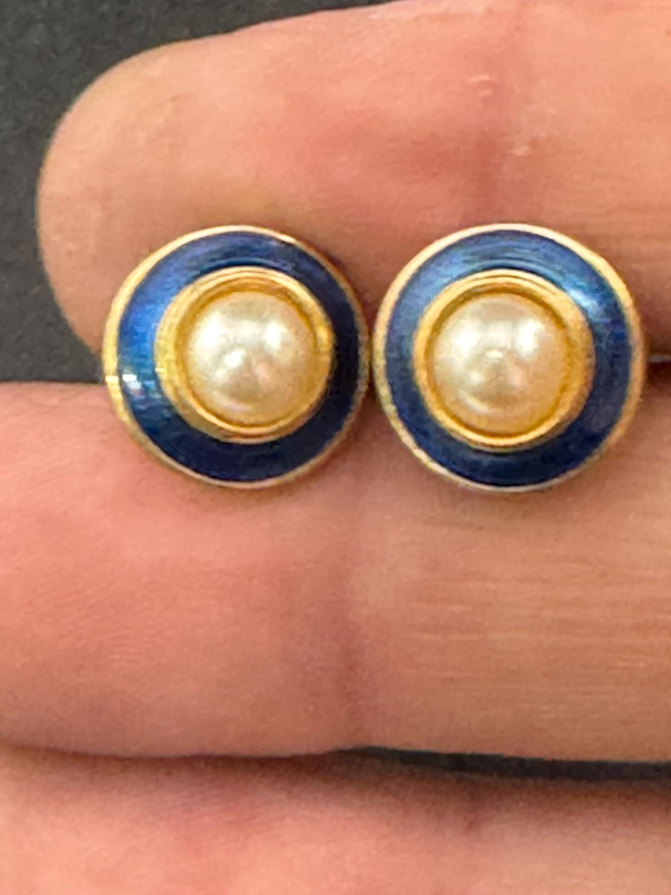 Vintage dainty small 1cm 1980s gold tone Blue enamel & faux Pearl round pair of stud earrings for pierced ears