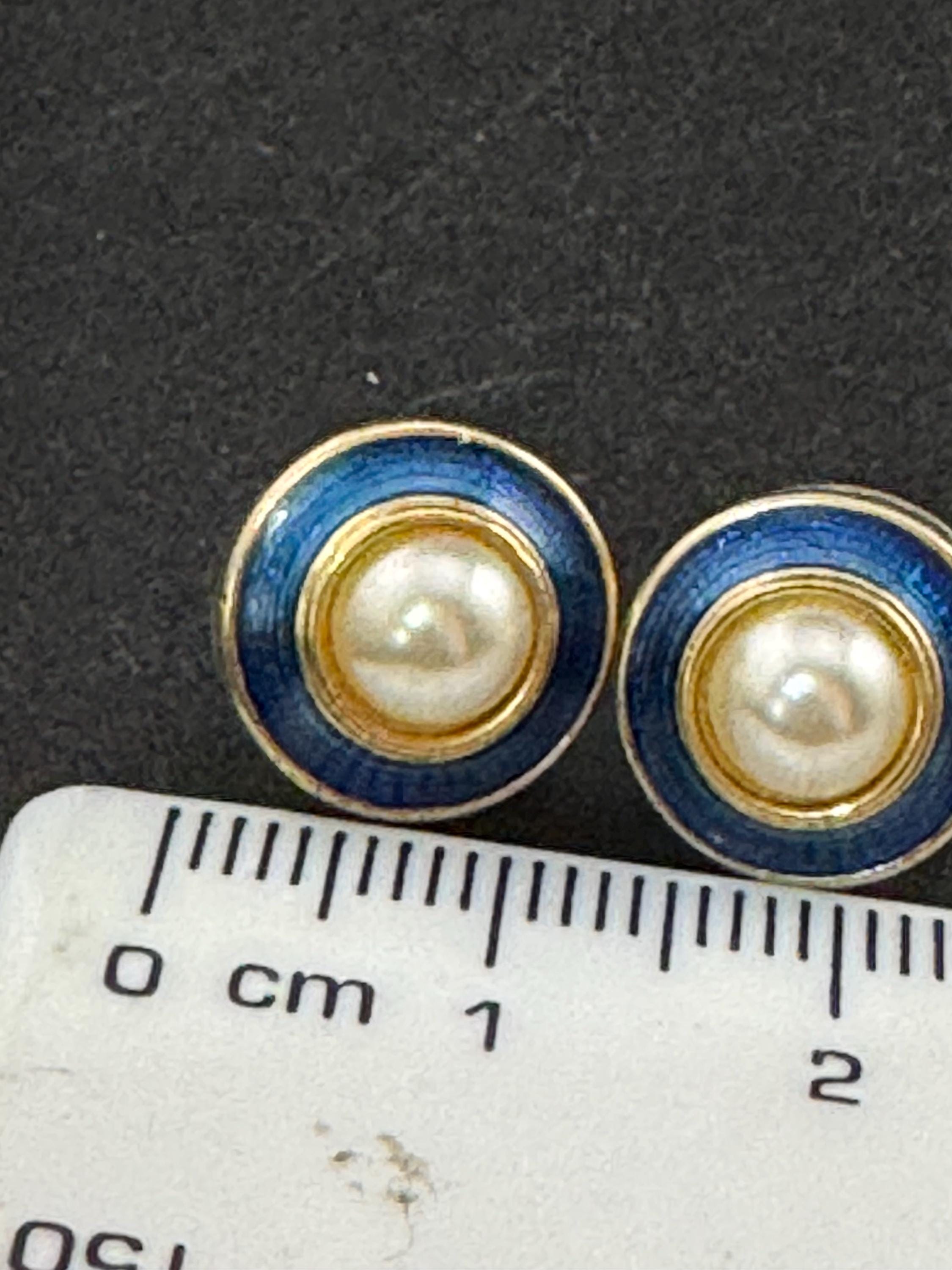 Vintage dainty small 1cm 1980s gold tone Blue enamel & faux Pearl round pair of stud earrings for pierced ears
