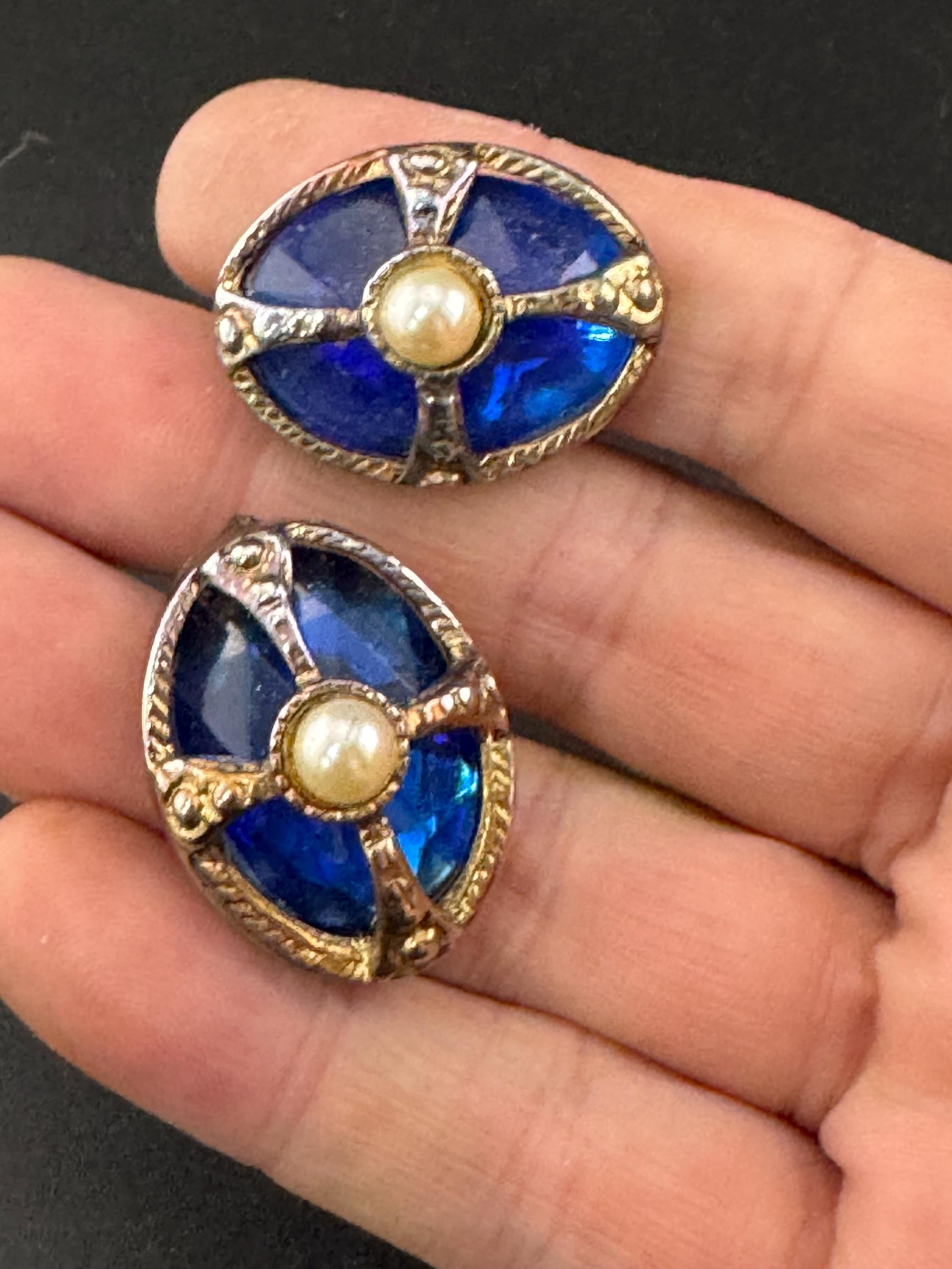 Vintage fabulous 3cm oval 1980s gold tone Blue enamel & faux Pearl pair of medieval style stud earrings for pierced ears