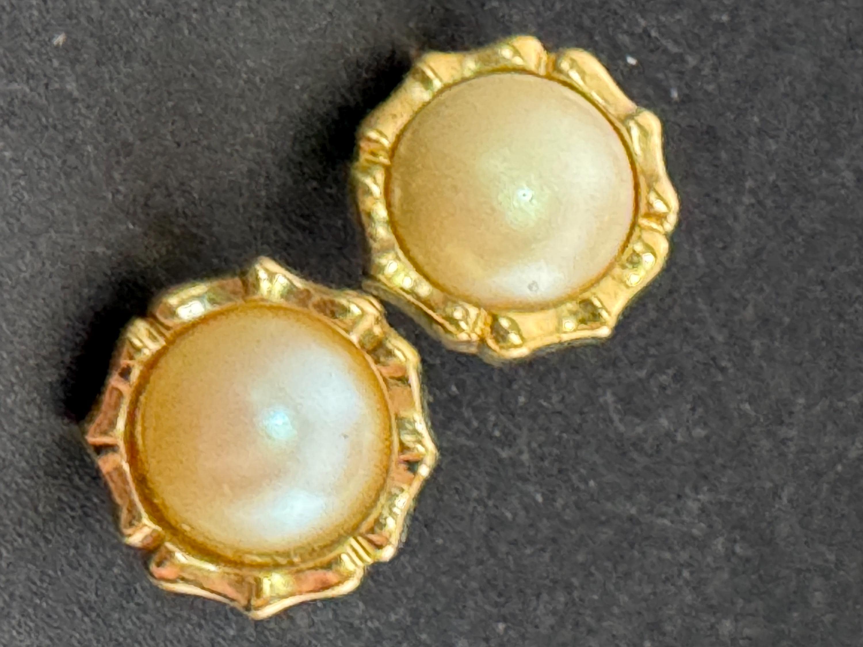 Signed BG bergdorf Goodman Vintage gold tone surround with modernist white faux pearl cabochon 1.5cm stud earrings for pierced ears