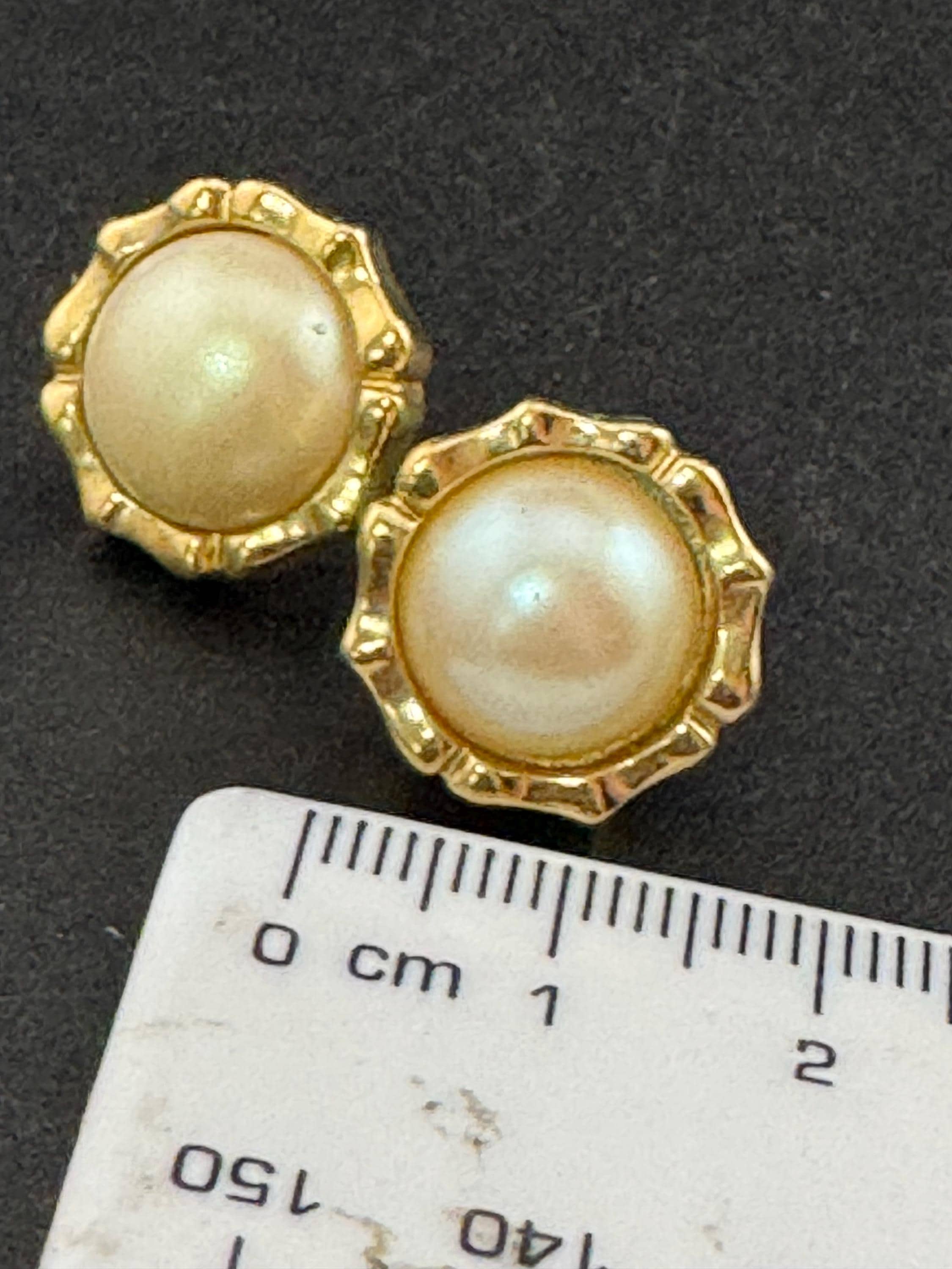 Signed BG bergdorf Goodman Vintage gold tone surround with modernist white faux pearl cabochon 1.5cm stud earrings for pierced ears