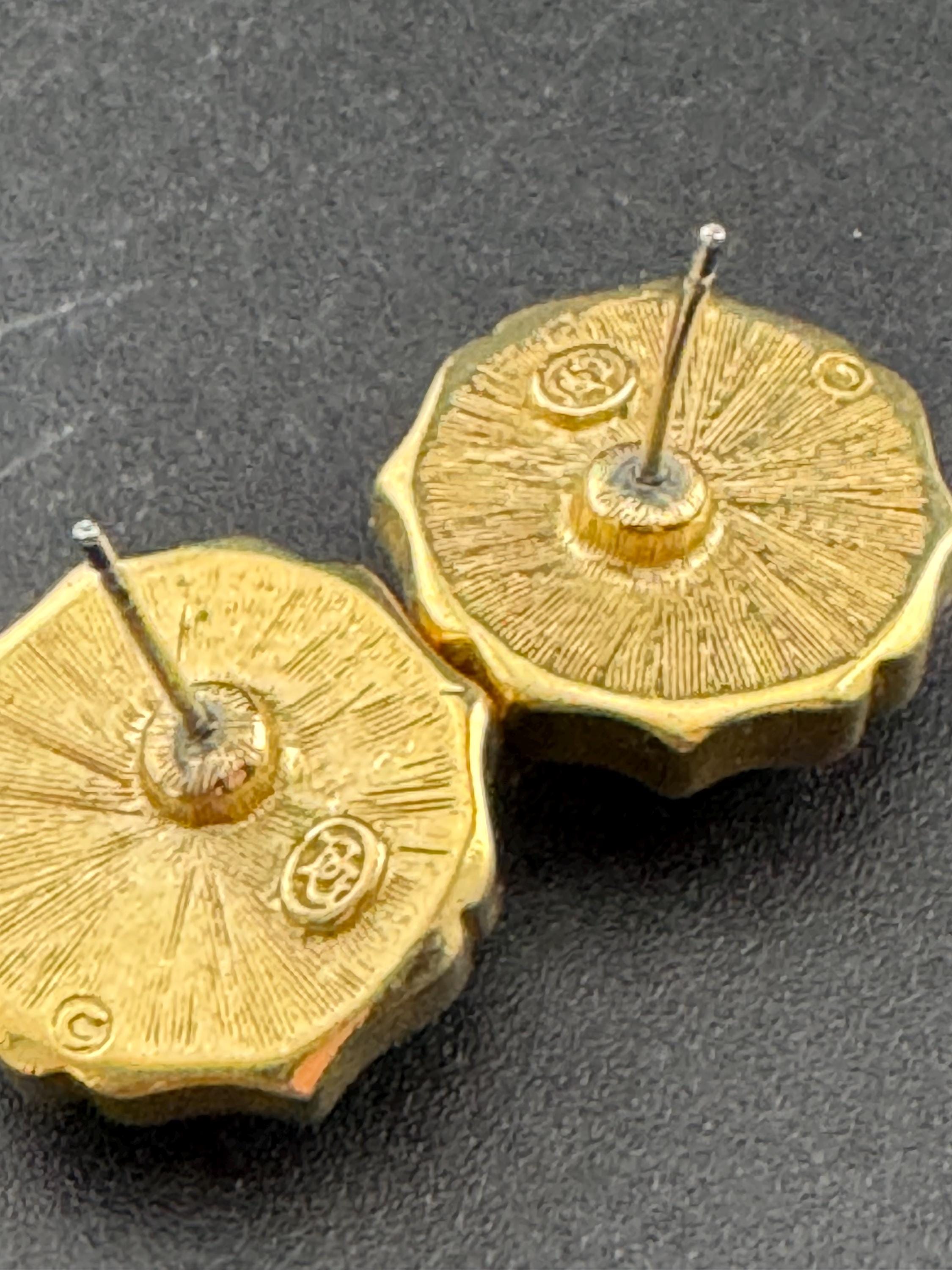 Signed BG bergdorf Goodman Vintage gold tone surround with modernist white faux pearl cabochon 1.5cm stud earrings for pierced ears