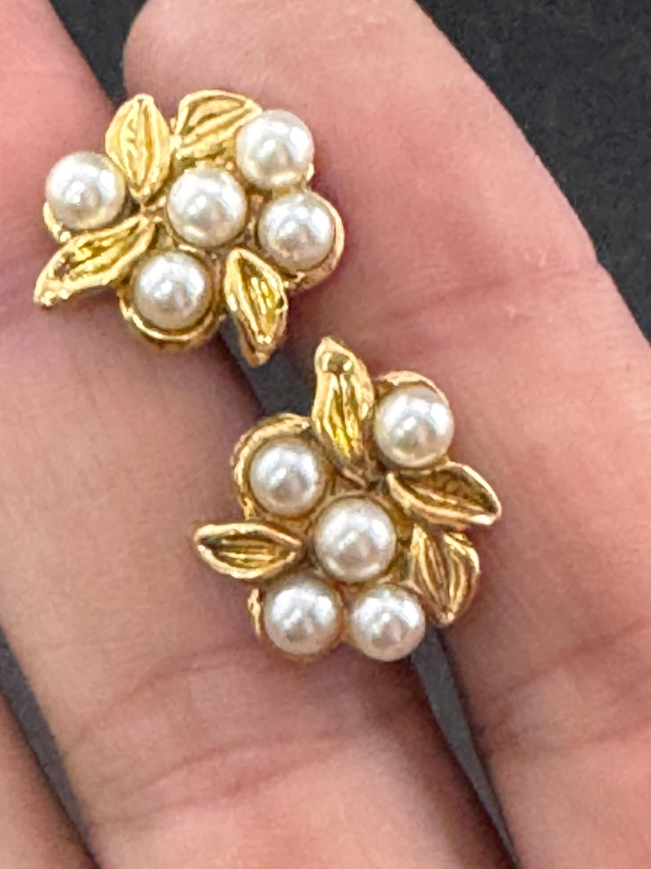 Vintage dainty gold tone white faux pearl cluster 1.5cm stud earrings for pierced ears