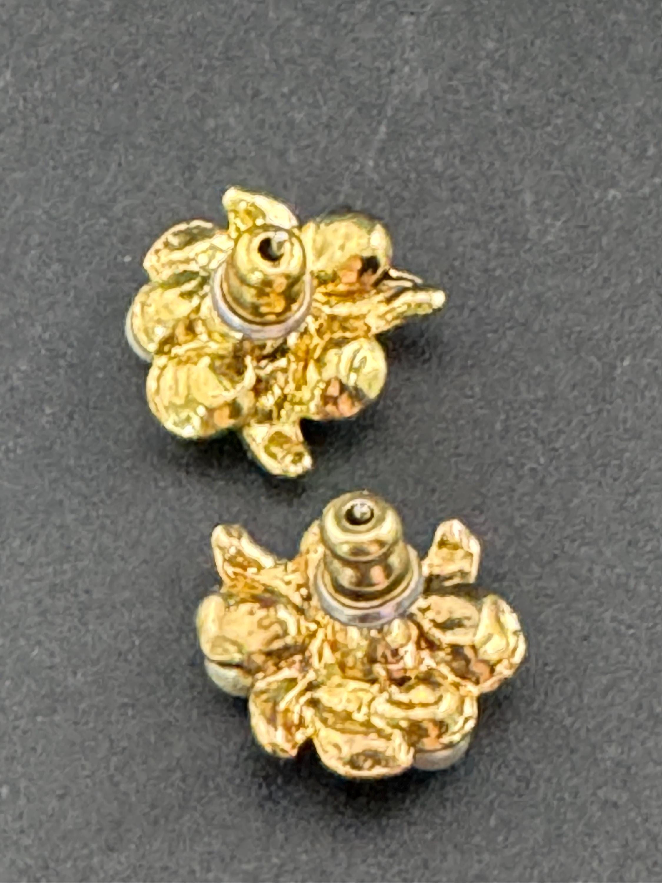 Vintage dainty gold tone white faux pearl cluster 1.5cm stud earrings for pierced ears