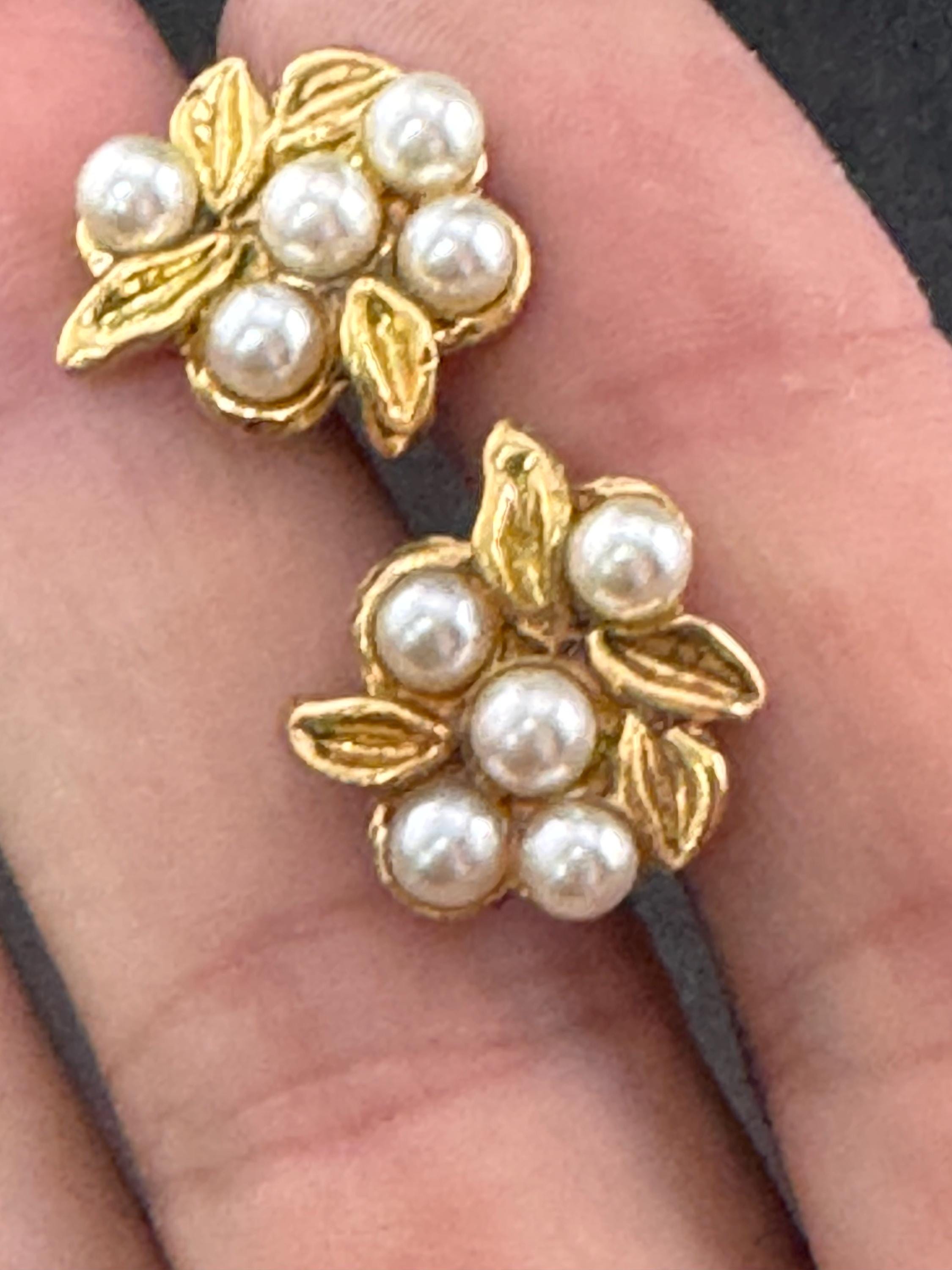 Vintage dainty gold tone white faux pearl cluster 1.5cm stud earrings for pierced ears