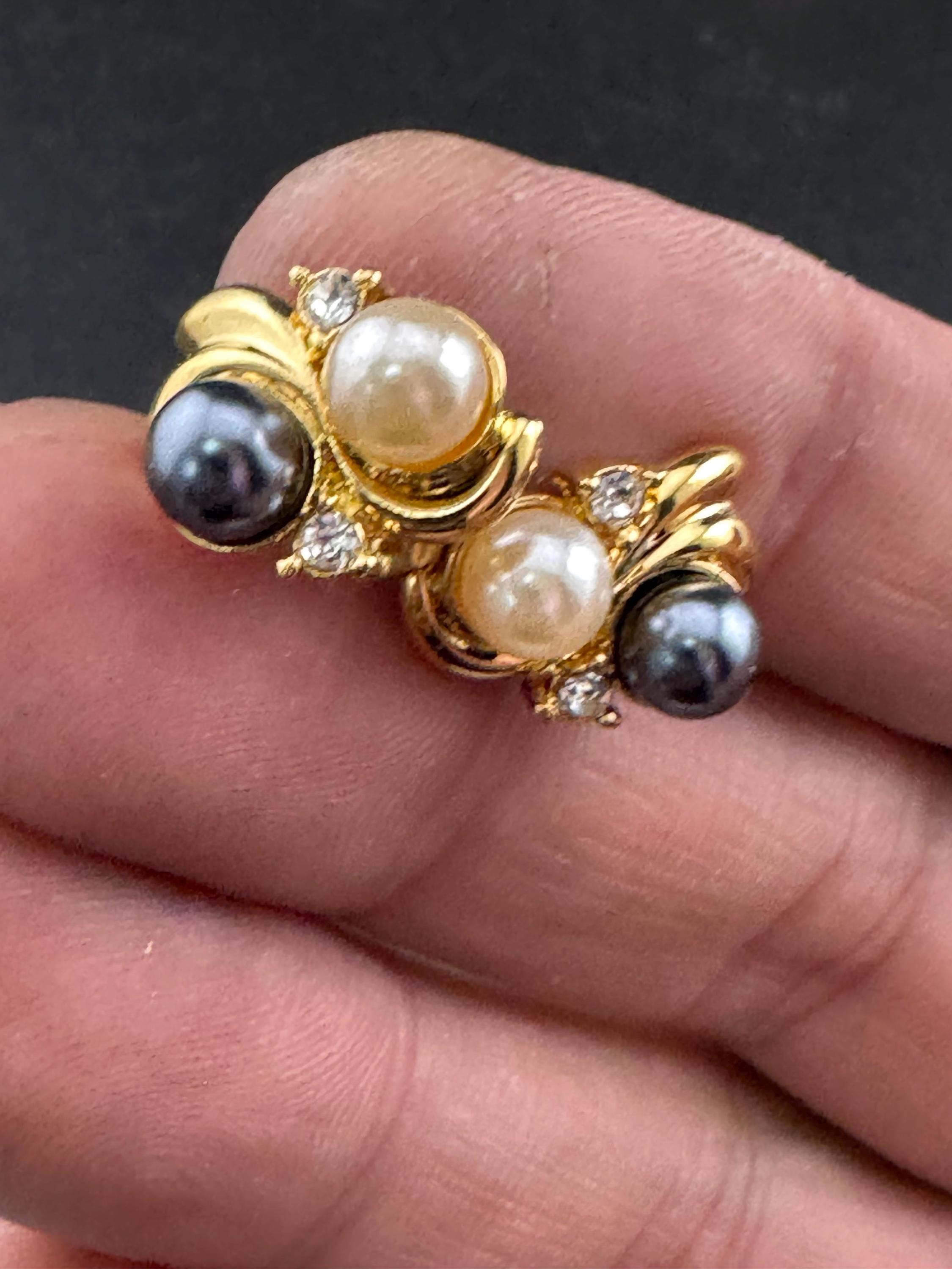 Vintage dainty gold tone grey and white faux pearl diamanté 1.75cm stud earrings for pierced ears
