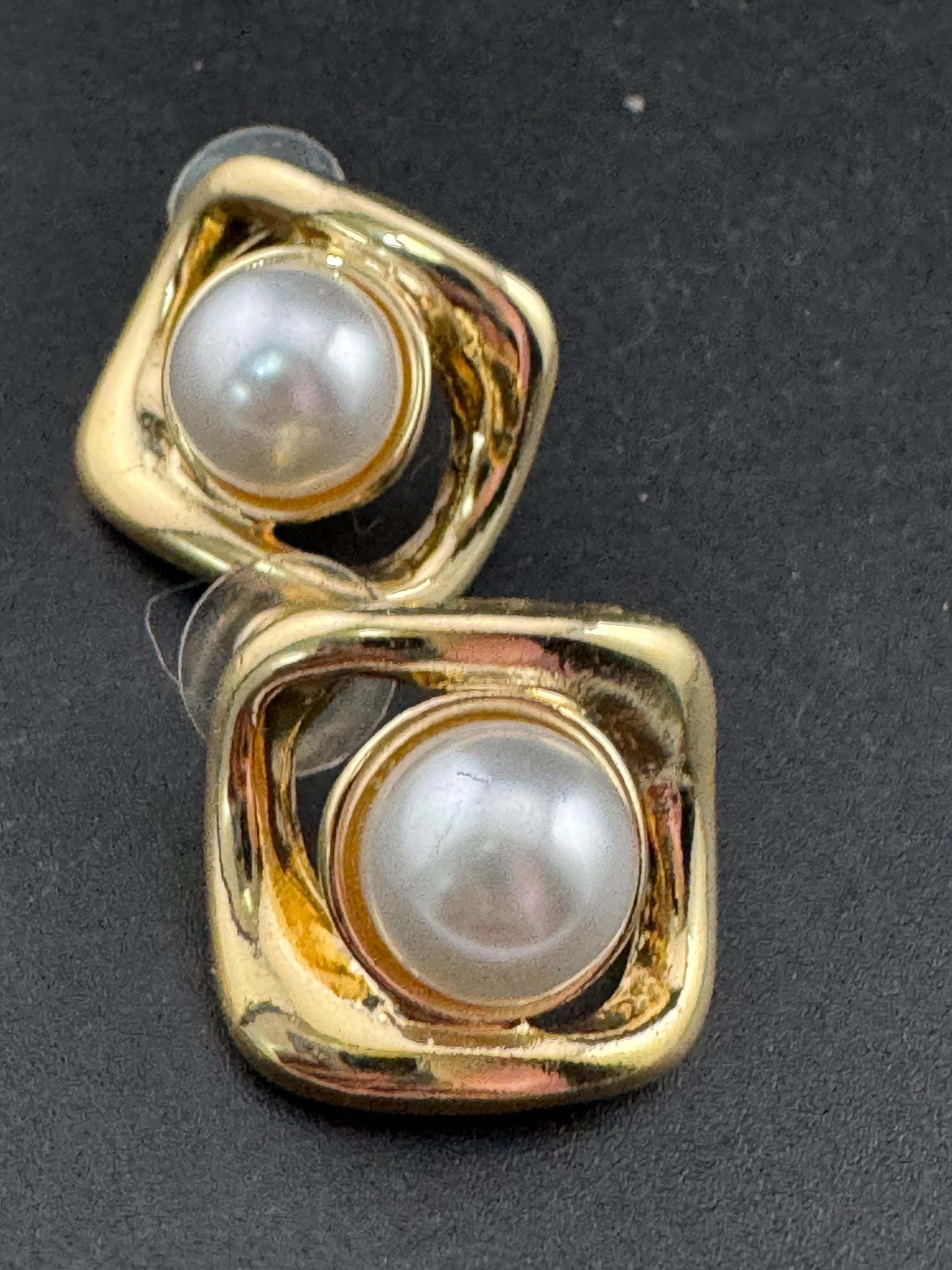 Vintage Gold Tone Faux Pearl Stud Earrings: Modernist Square Design
