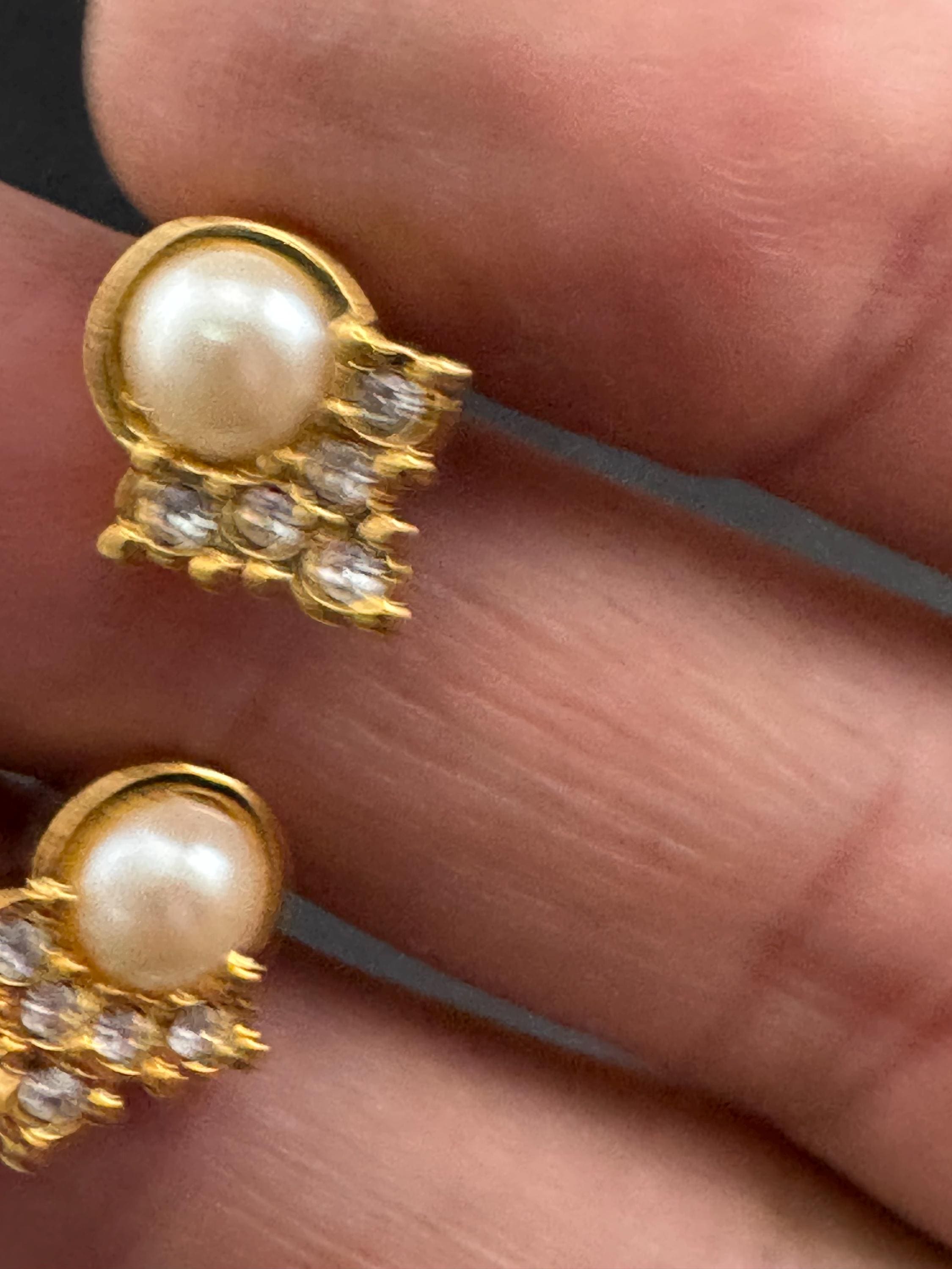 Vintage small dainty gold tone modernist white faux pearl cabochon and small diamanté crystal 1cm stud earrings for pierced ears