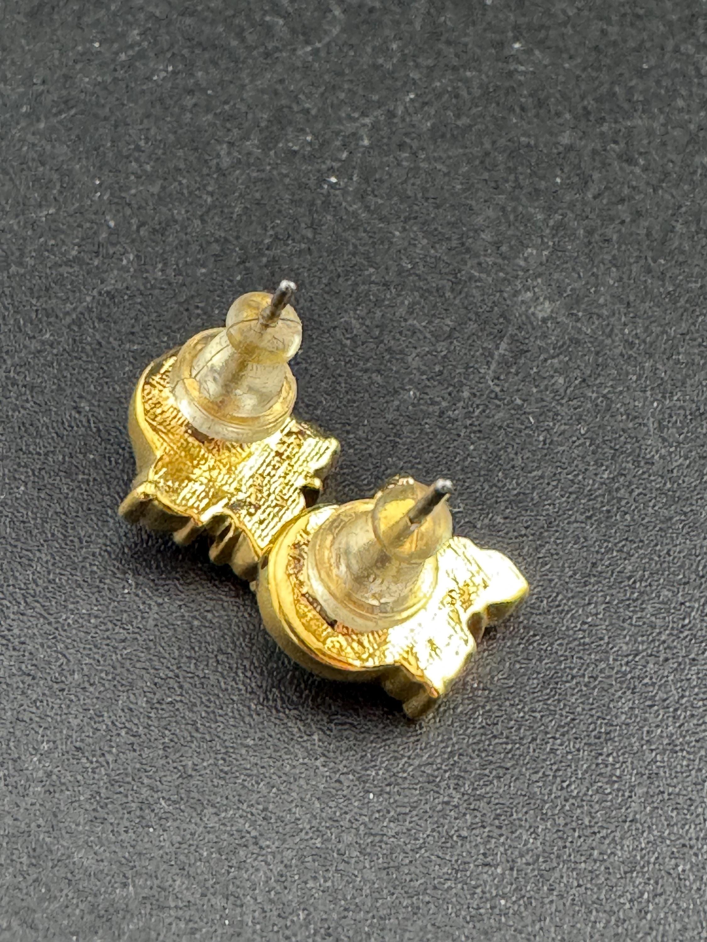 Vintage small dainty gold tone modernist white faux pearl cabochon and small diamanté crystal 1cm stud earrings for pierced ears