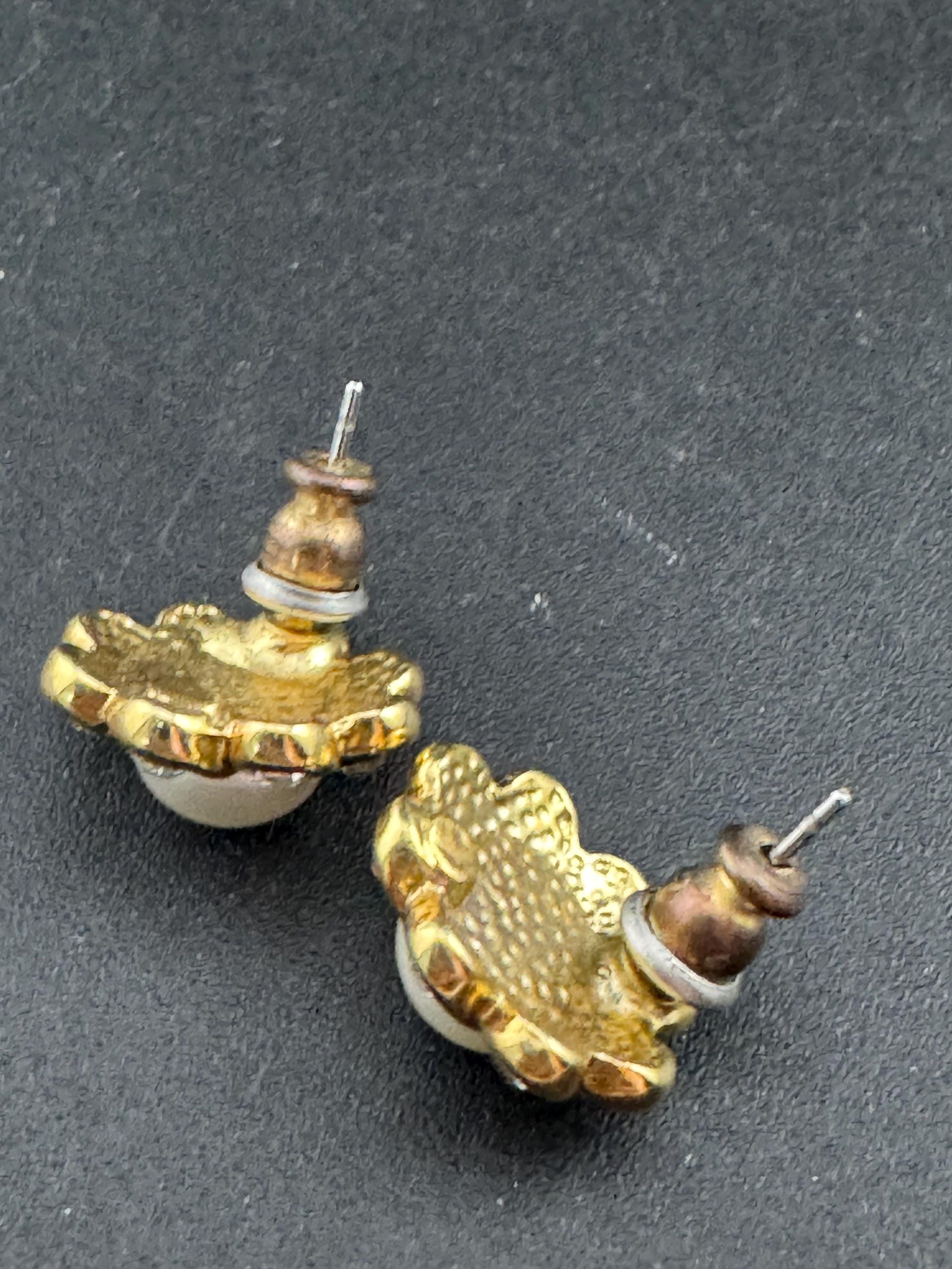 Vintage Gold Tone Faux Pearl Stud Earrings: Diamanté Floral Design