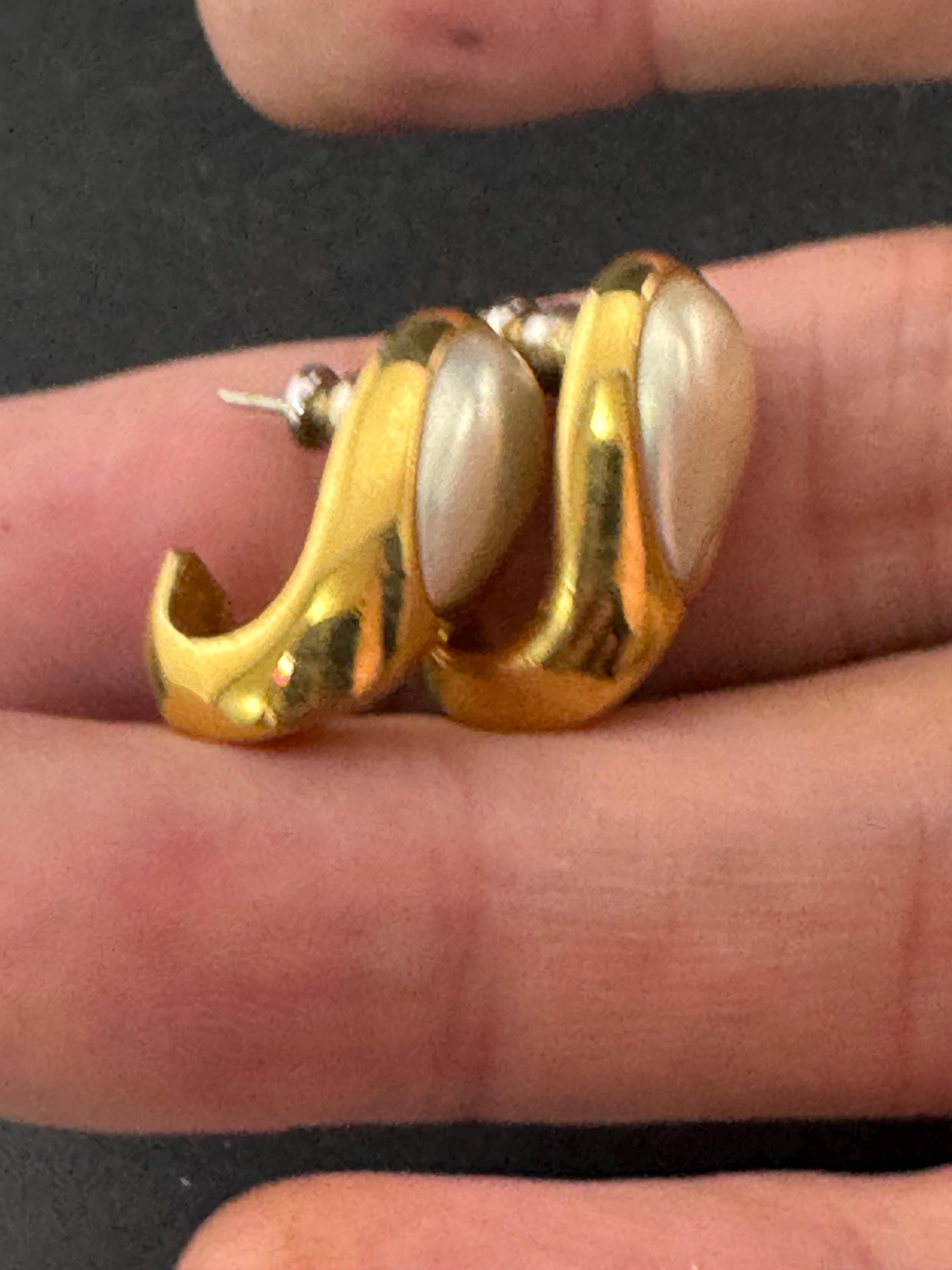 Vintage small dainty gold tone surround with modernist white faux pearl oval cabochon 1.75cm stud earrings for pierced ears