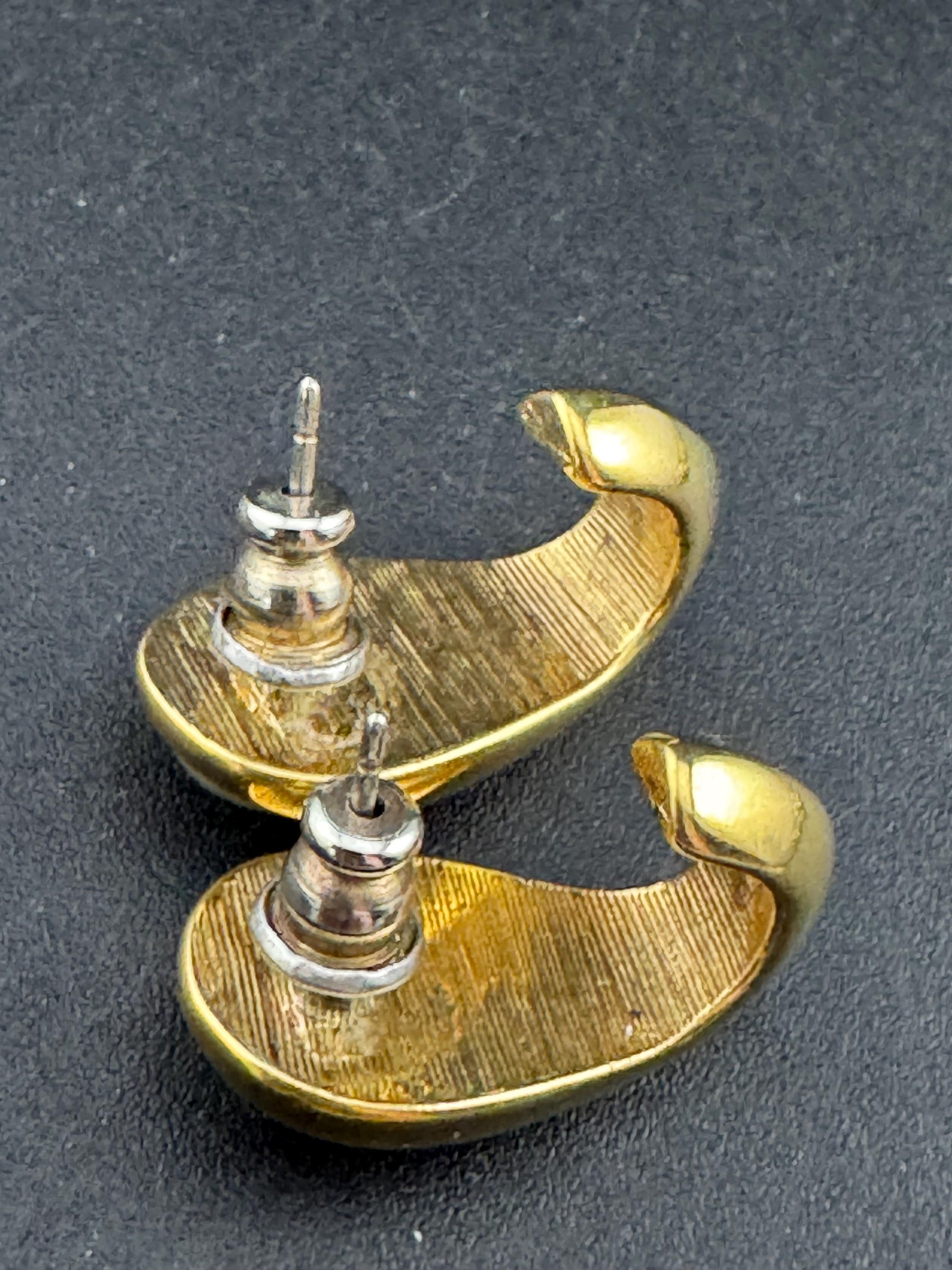 Vintage small dainty gold tone surround with modernist white faux pearl oval cabochon 1.75cm stud earrings for pierced ears