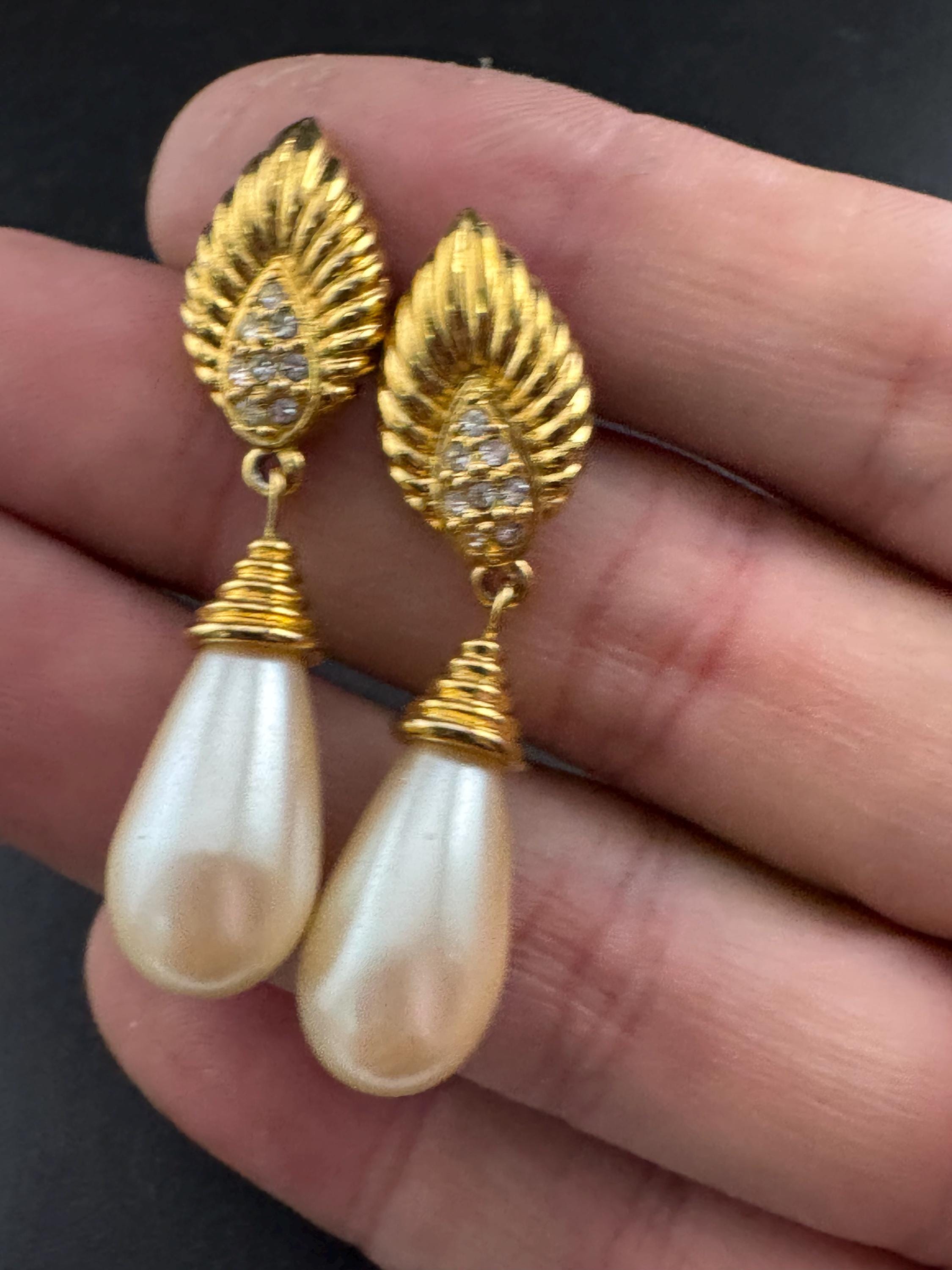 Vintage Gold Tone Pearl Teardrop Dangle Earrings: Diamanté Crystal