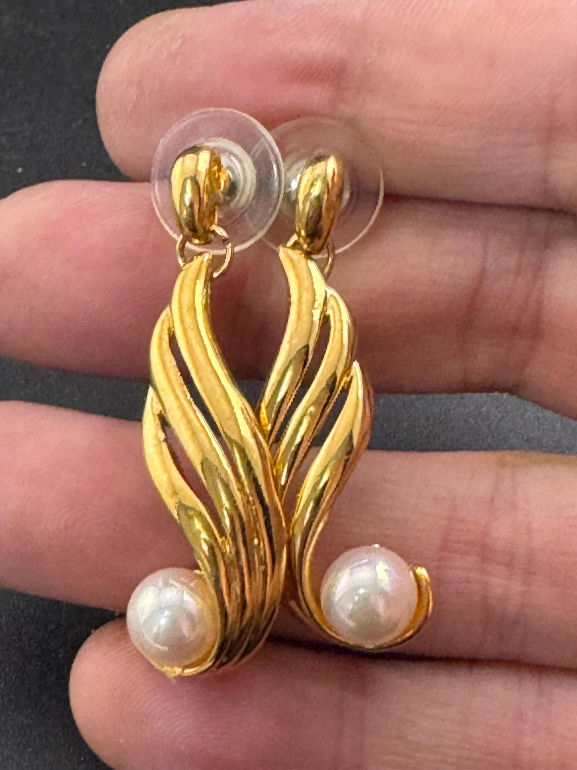 Vintage 5cm long gold tone white pearl cabochon 80s dangly drop earrings for pierced ears