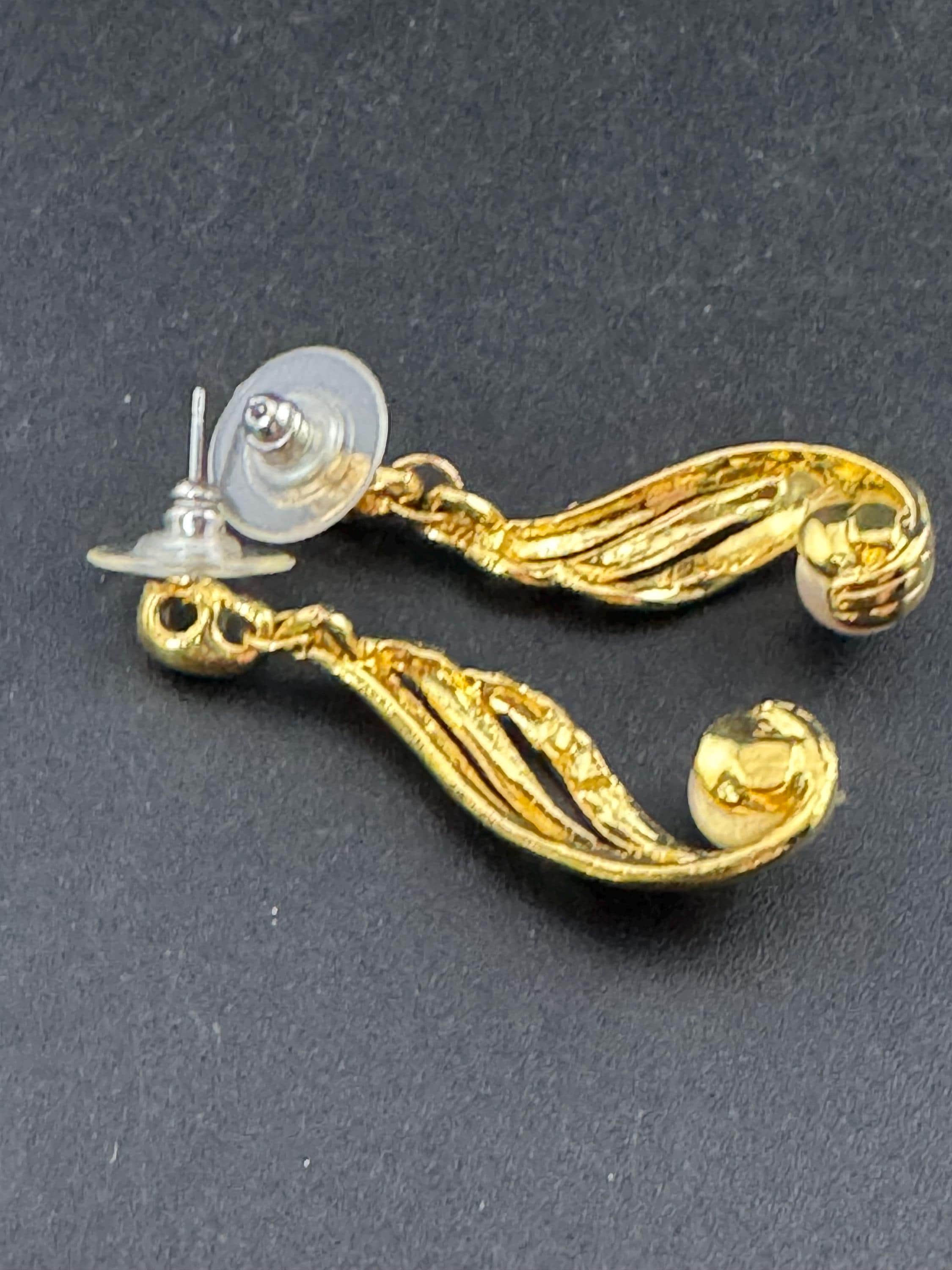 Vintage 5cm long gold tone white pearl cabochon 80s dangly drop earrings for pierced ears