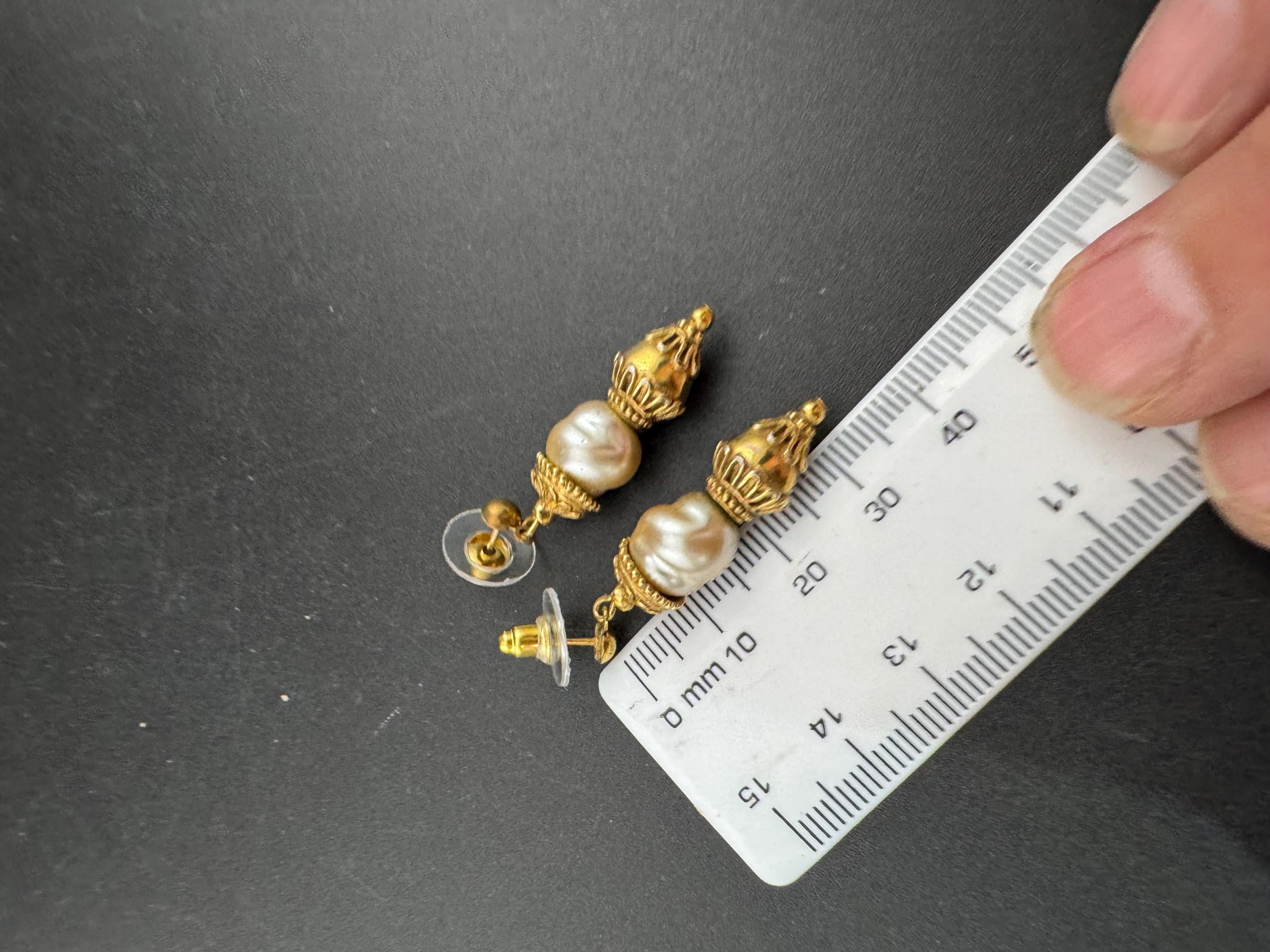 Vintage 4cm long gold tone beaded white pearl dangly drop earrings for pierced ears