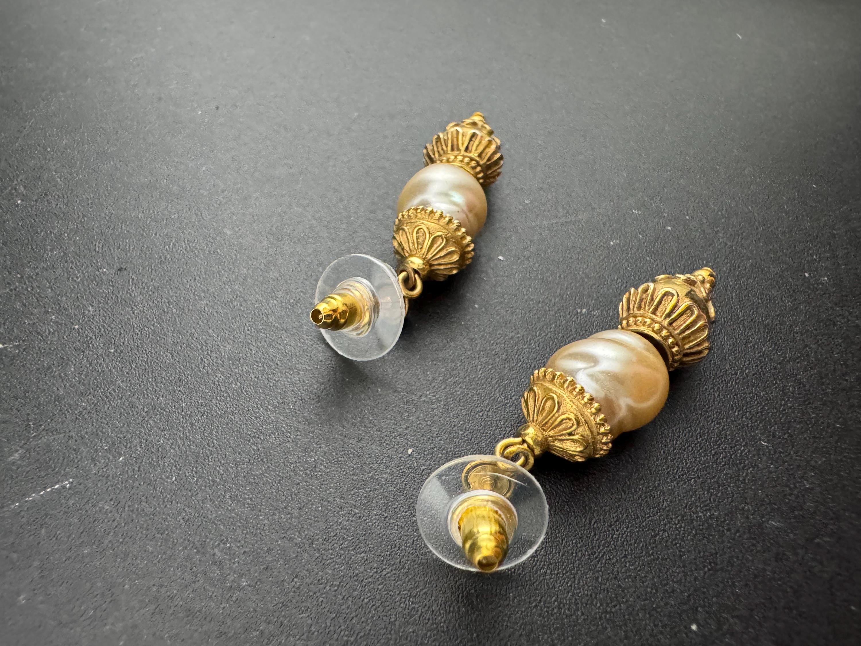 Vintage 4cm long gold tone beaded white pearl dangly drop earrings for pierced ears