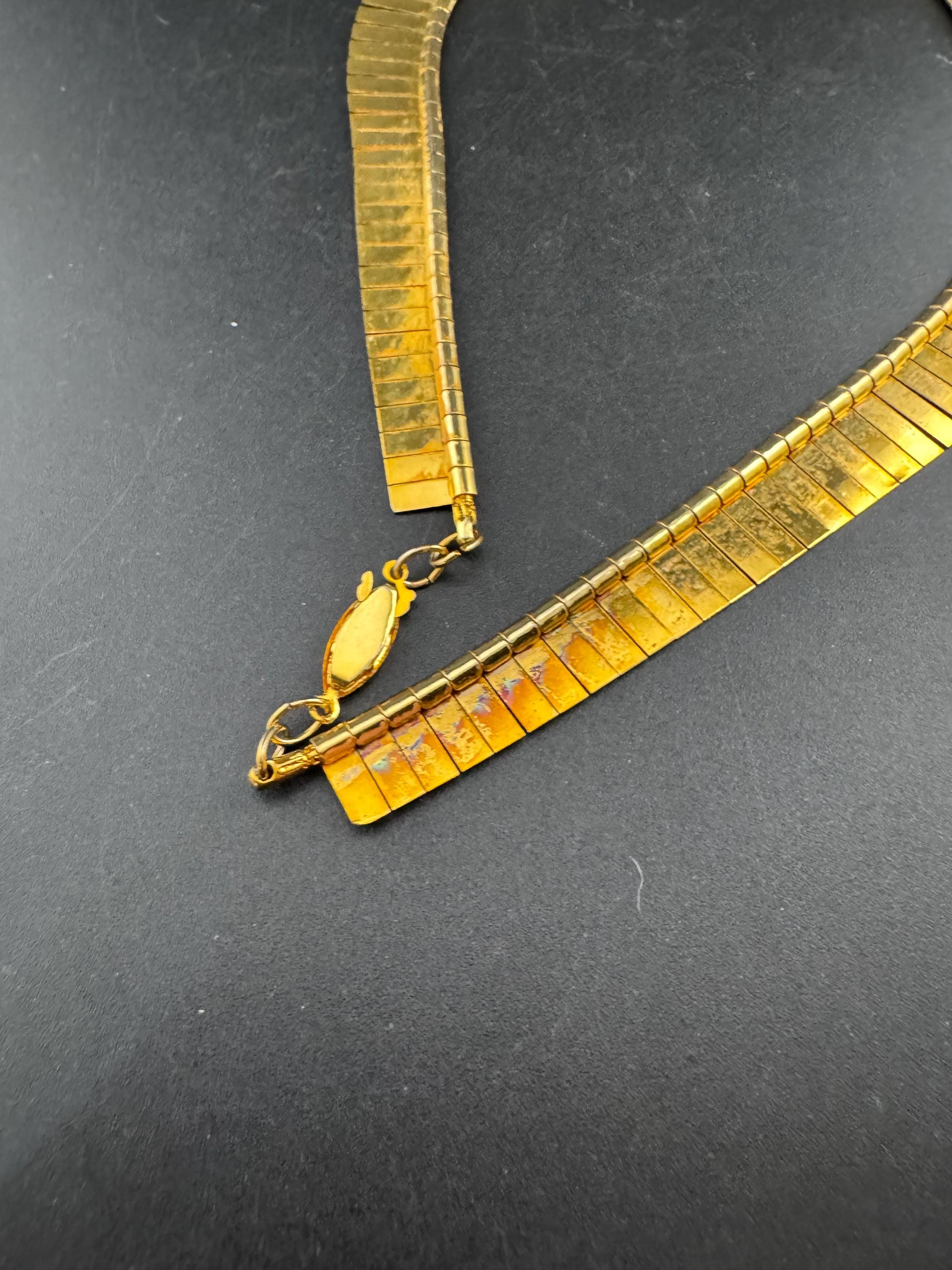 Vintage retro cleopatra Egyptian revival gold tone wide brutalist textured choker Collar necklace