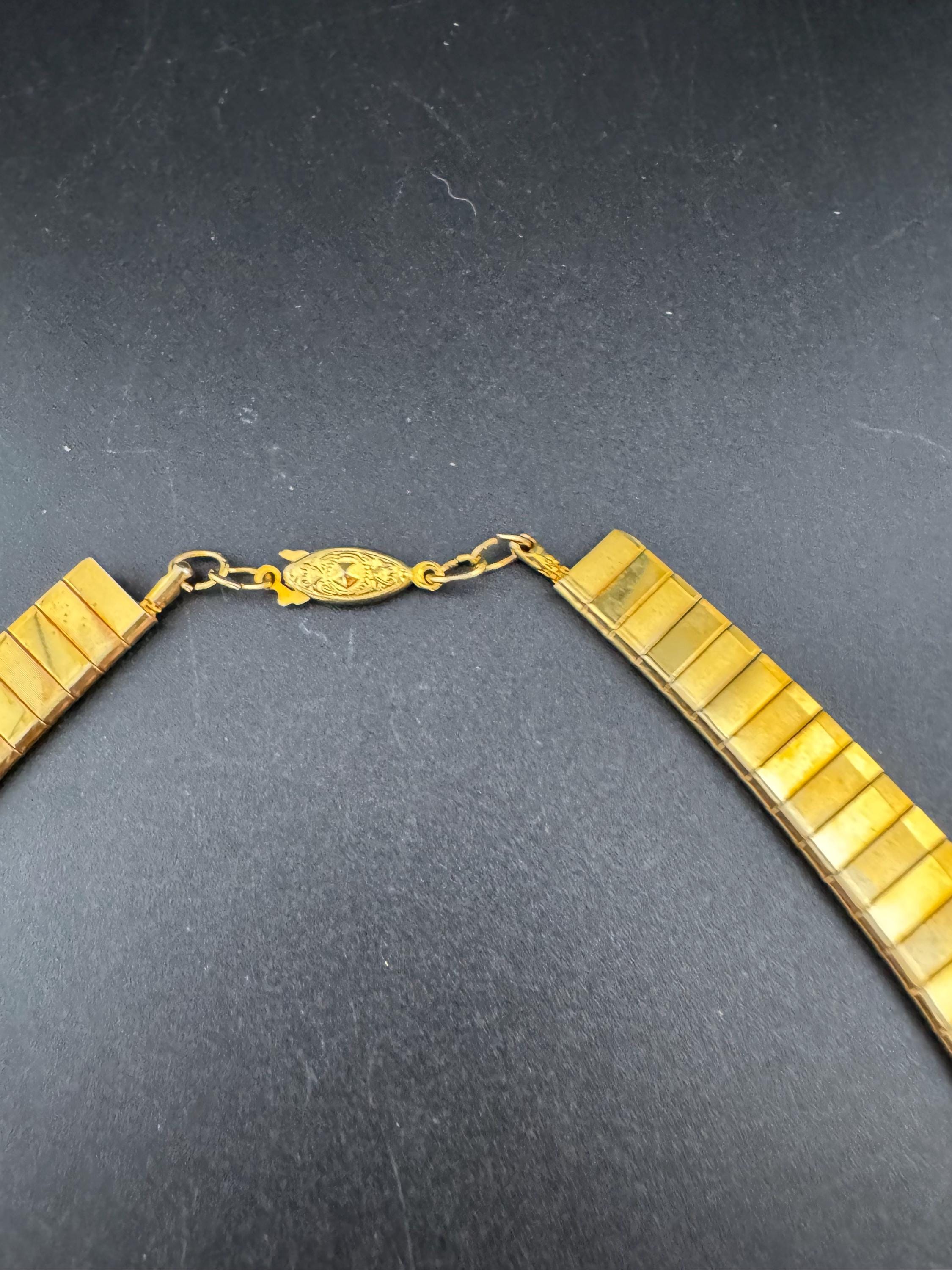Vintage retro cleopatra Egyptian revival gold tone wide brutalist textured choker Collar necklace
